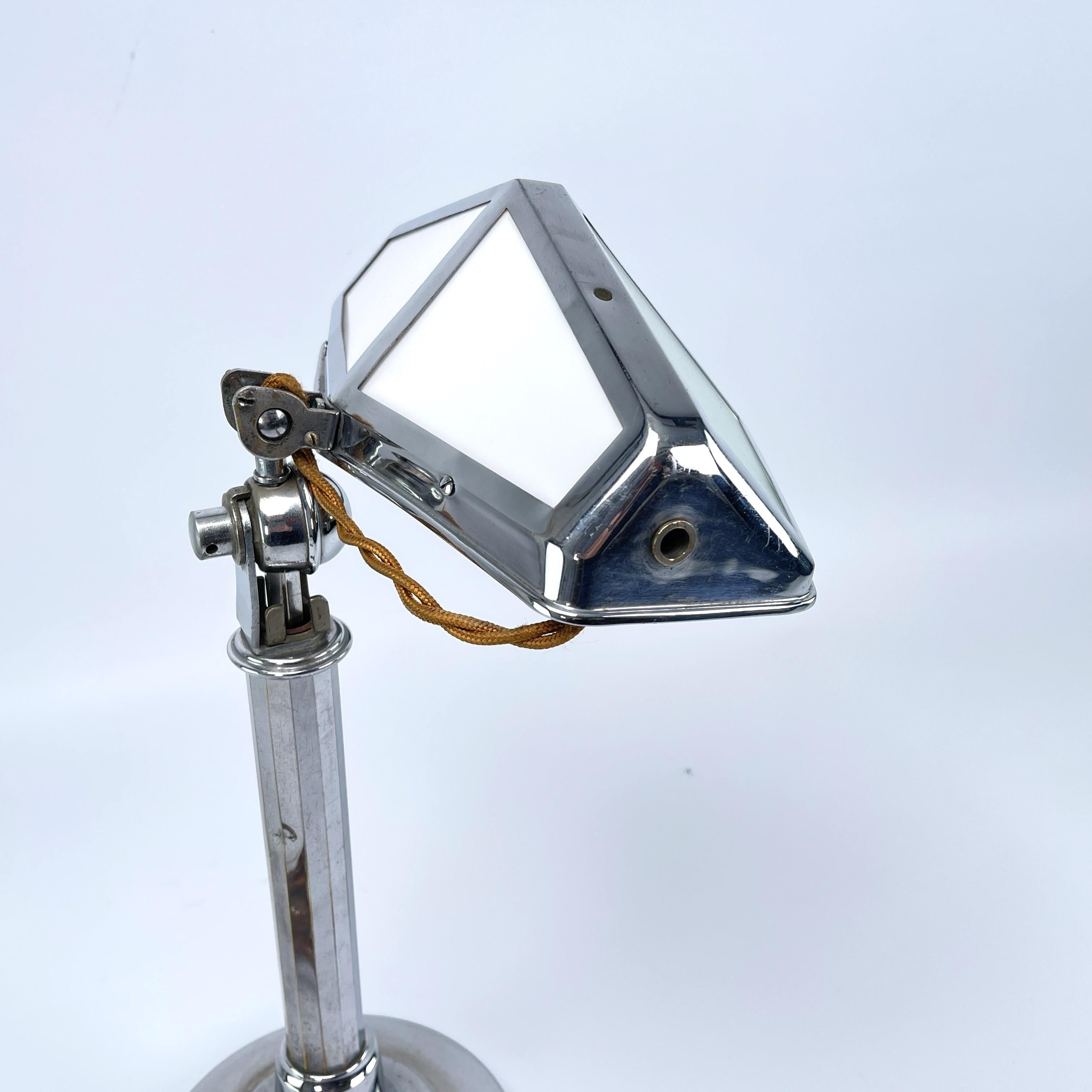 Große ART DECO-Tischlampe von PIROUETT, Modell Nizza, 1930er Jahre

Die modernistische Pirouett-Leuchte entspricht eindeutig den Prinzipien des Bauhaus-Funktionalismus. Er kann um fast 360 Grad geschwenkt werden. Dadurch lässt sich der Reflektor