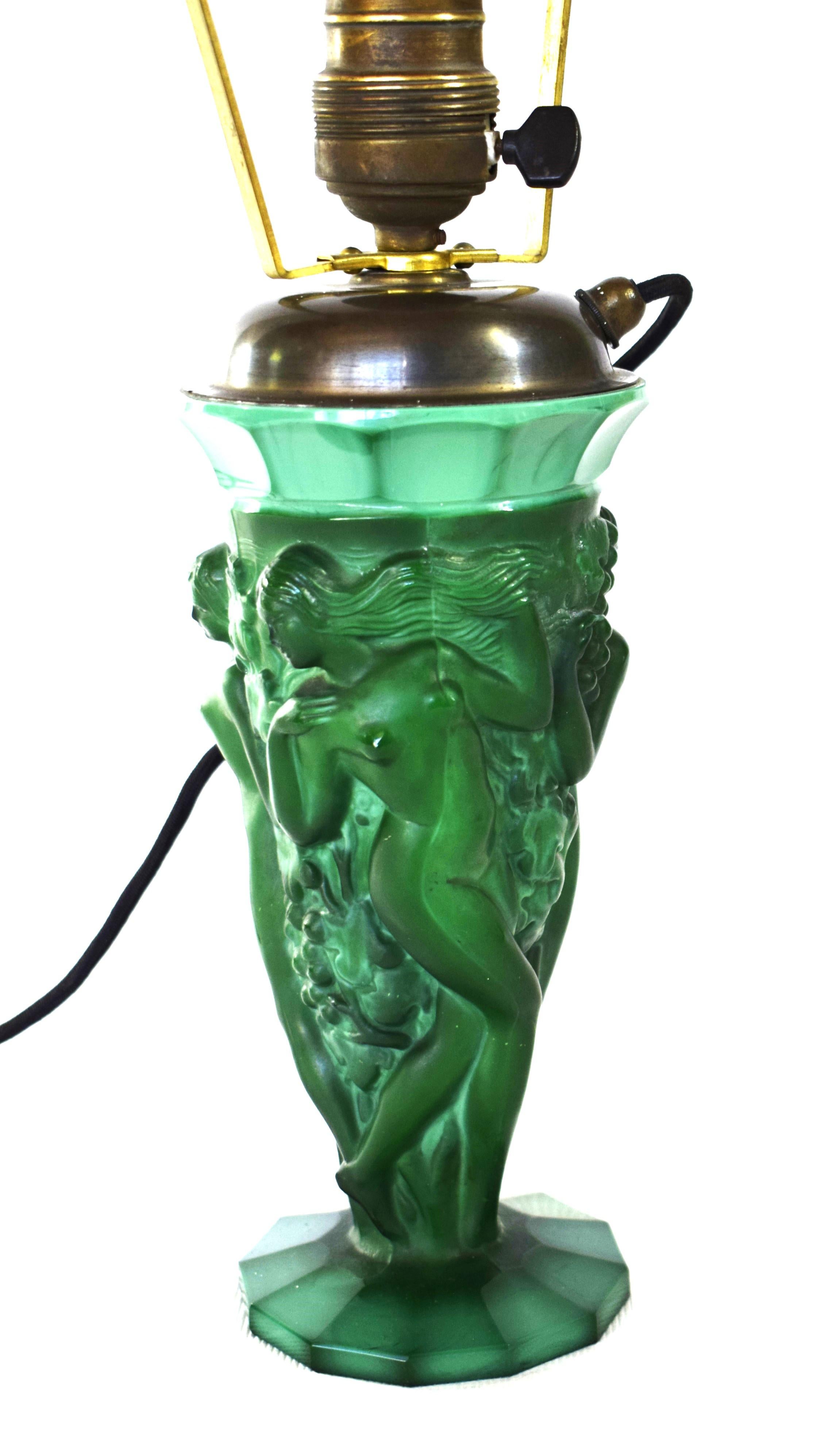 Disegnata nel 1932 da Frantisek PAZOUREK per Curt Schlevogt:
Vetro malachite marmorizzato verde, modellato, rifinito con taglio e lucidatura, con una base a dodici lati e un corpo sottile con rilievi raffiguranti ragazze nude e vino.
Originariamente