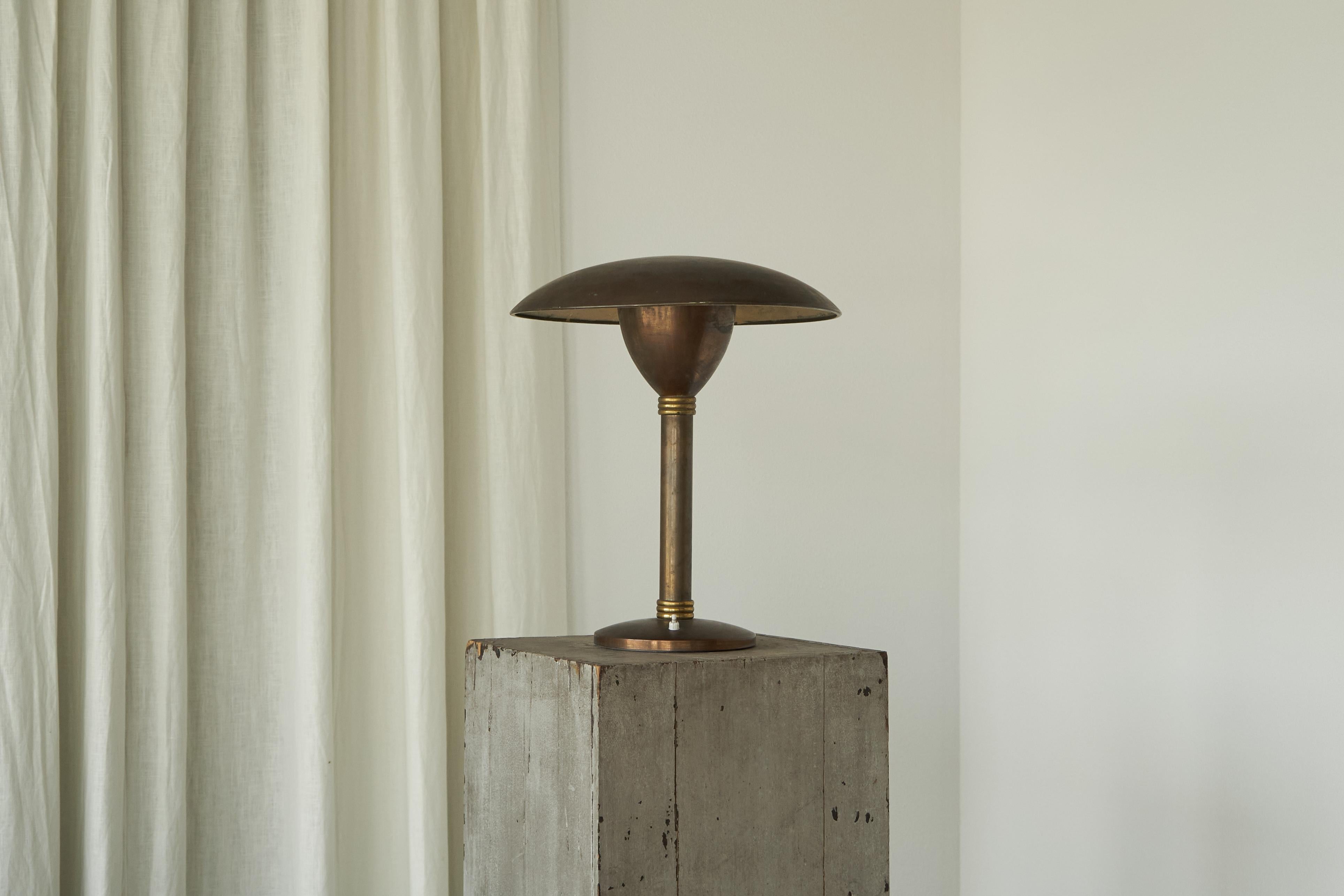 Large Art Deco Table Lamp in Patinated Brass, Italy, 1930s.

This is a wonderful and rare Italian table lamp in a distinct art deco style. The shape is simple, but interesting at the same time. 

A delicate and well-proportioned design that also