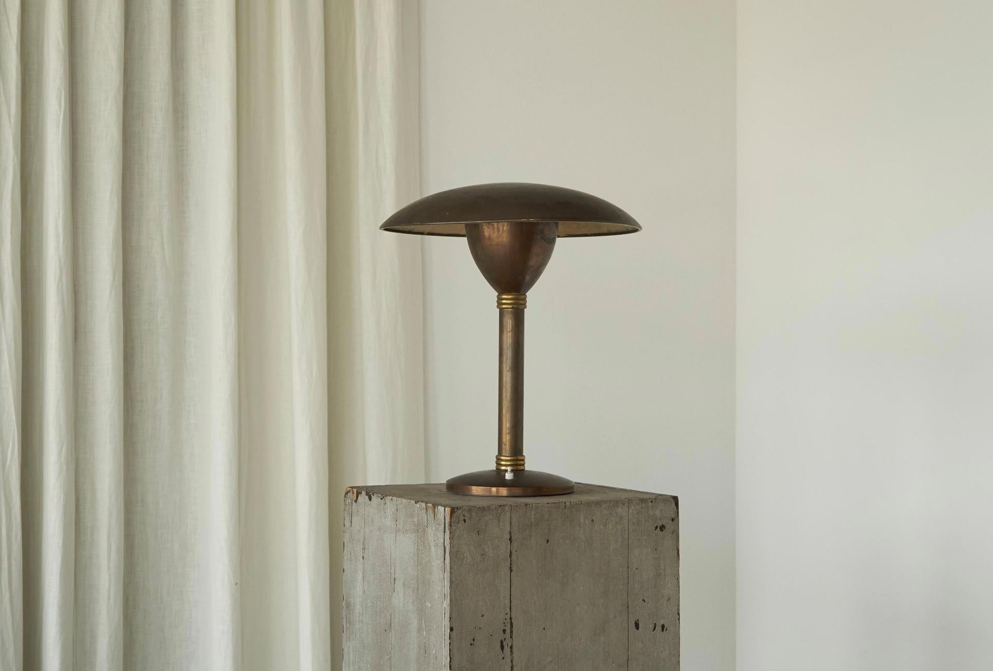 Grande lampe de table Art déco en laiton patiné, Italie, années 1930.

Il s'agit d'une merveilleuse et rare lampe de table italienne dans un style art déco distinct. La forme est simple, mais intéressante à la fois.

Un design délicat et bien