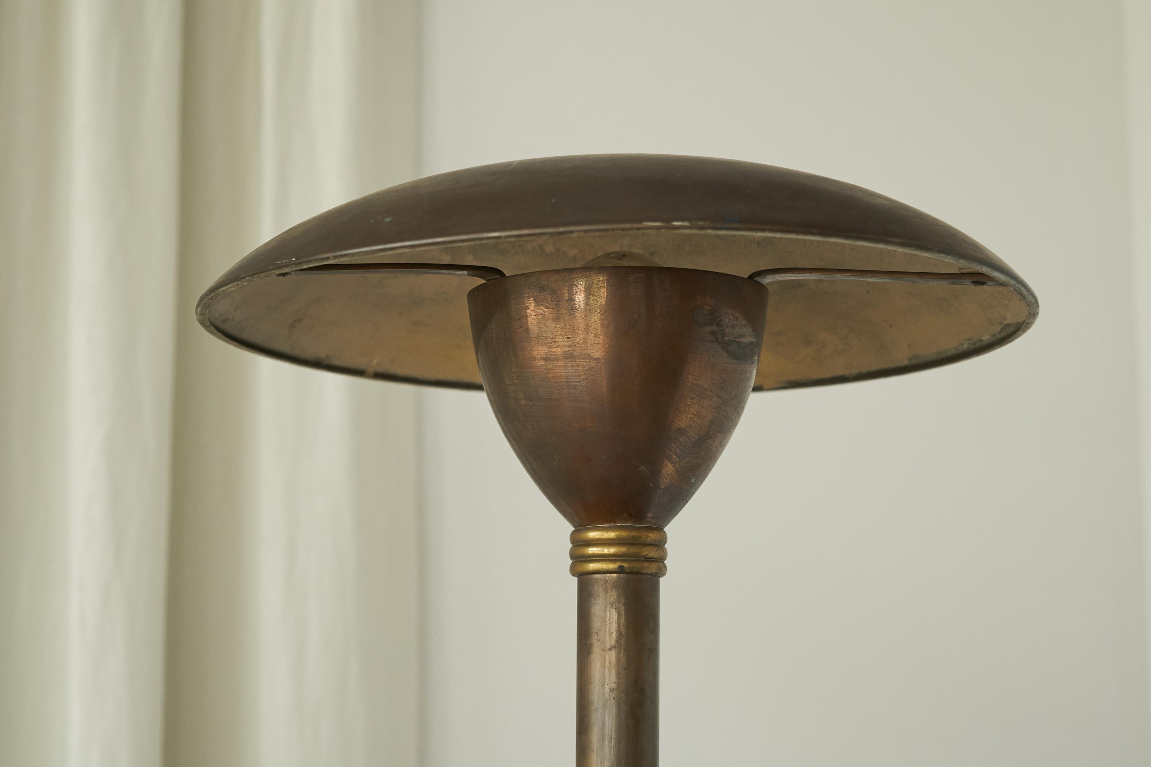 Italian Large Art Deco Table Lamp in Patinated Brass, Italy, 1930s For Sale