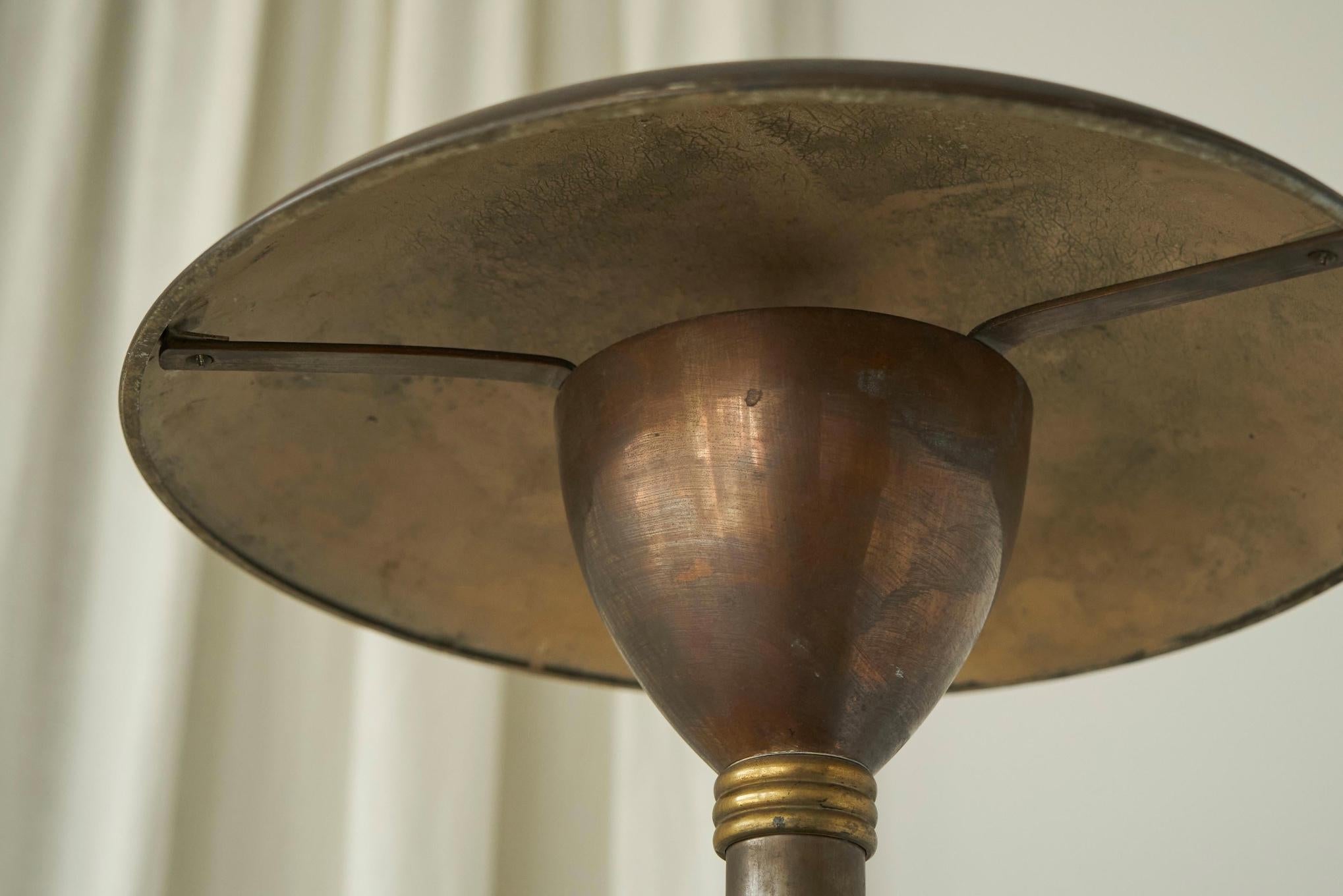 Art déco Large Art Deco Table Lamp in Patinated Brass, Italy, 1930s en vente