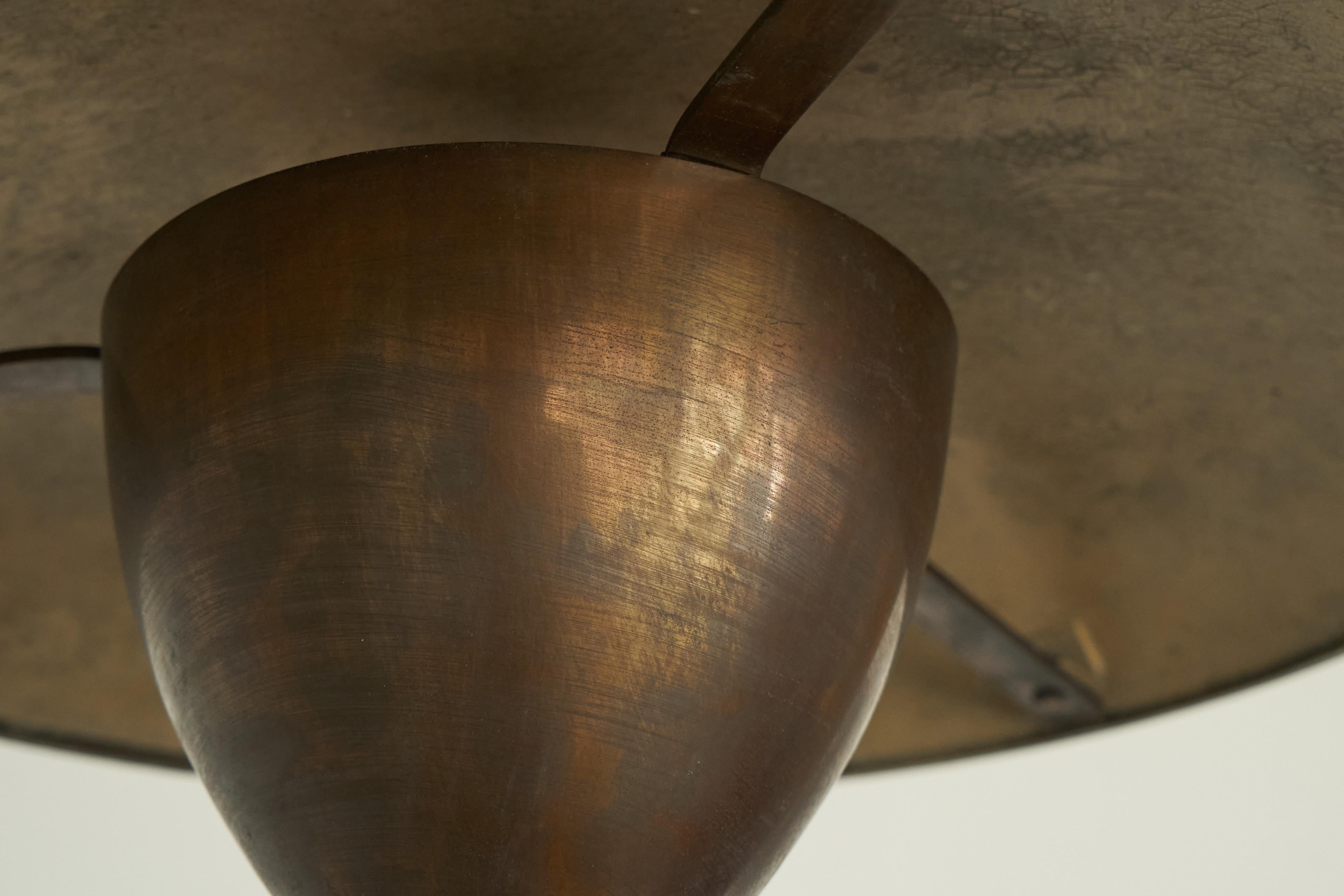 Italiano Grande lampada da tavolo Art Déco in ottone patinato, Italia, anni '30