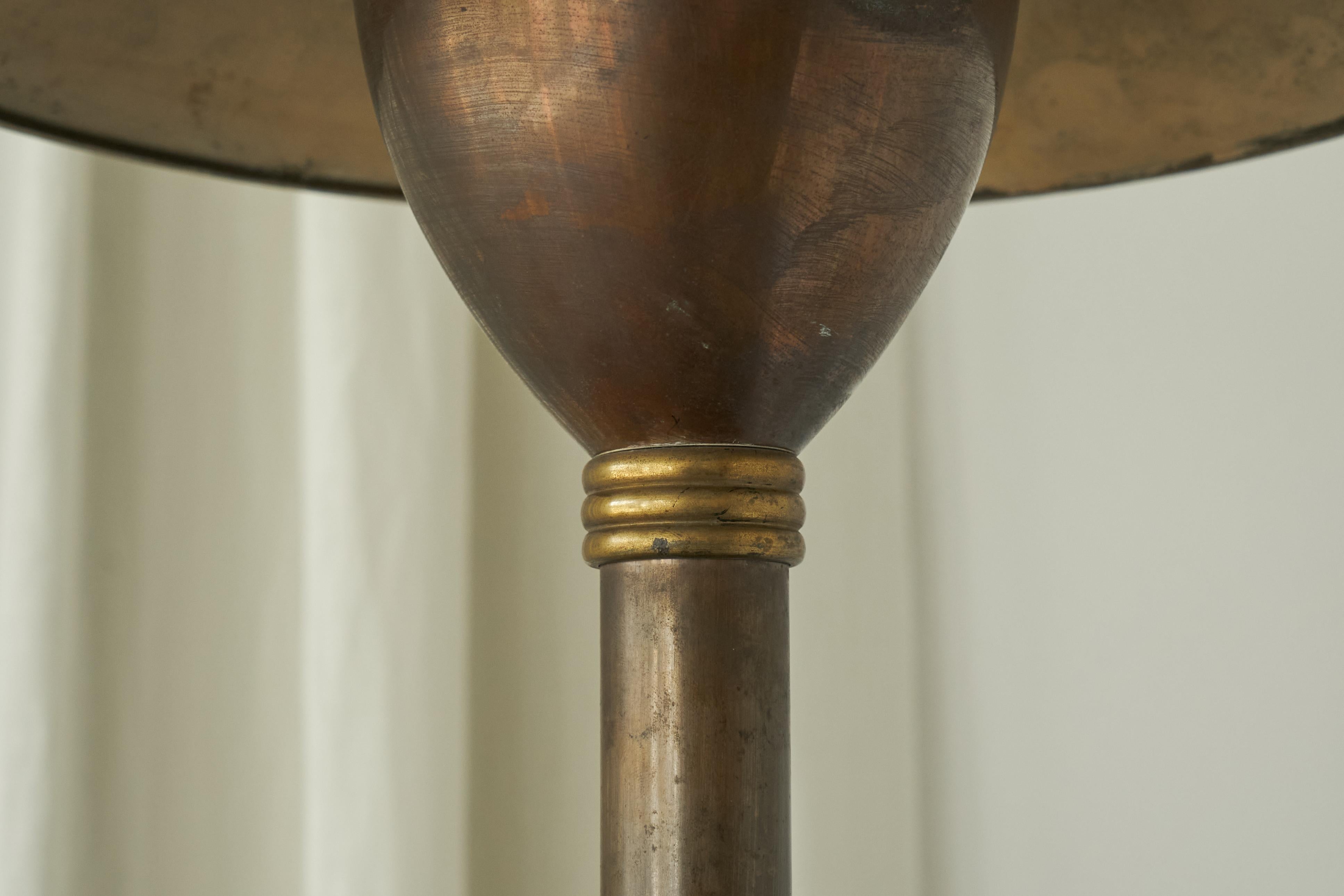 Large Art Deco Table Lamp in Patinated Brass, Italy, 1930s In Good Condition For Sale In Tilburg, NL