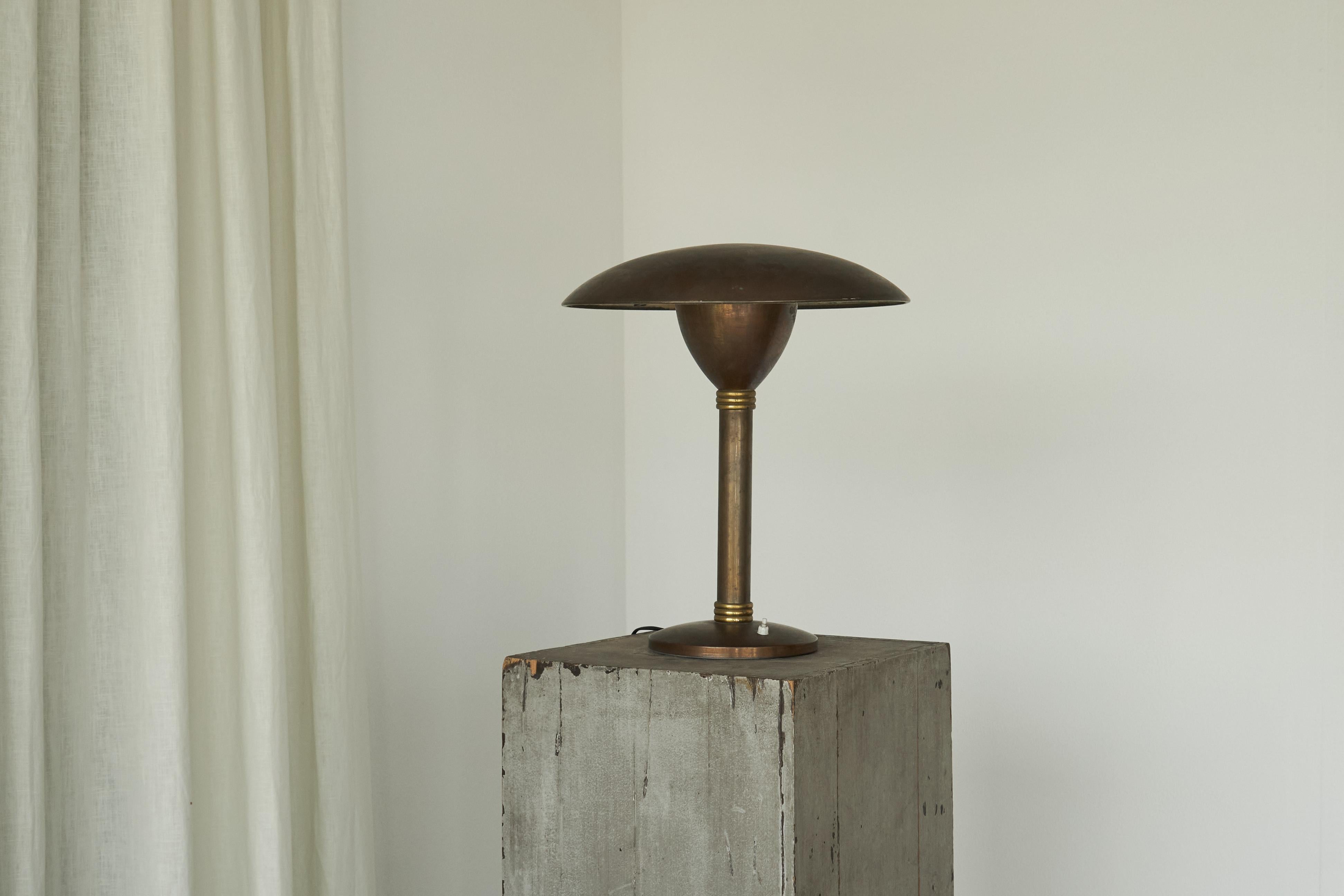 20th Century Large Art Deco Table Lamp in Patinated Brass, Italy, 1930s For Sale
