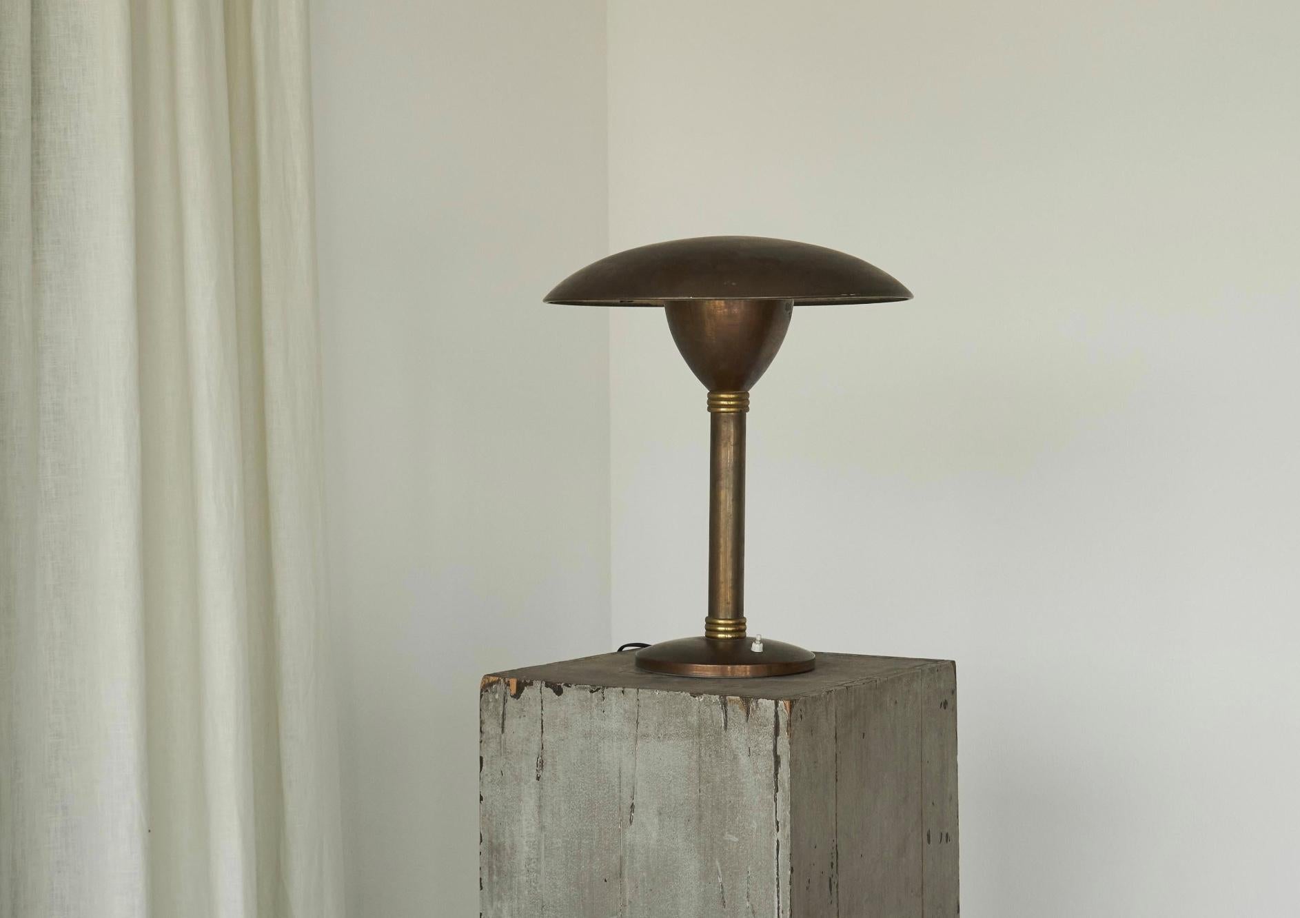 Large Art Deco Table Lamp in Patinated Brass, Italy, 1930s Bon état - En vente à Meer, VAN