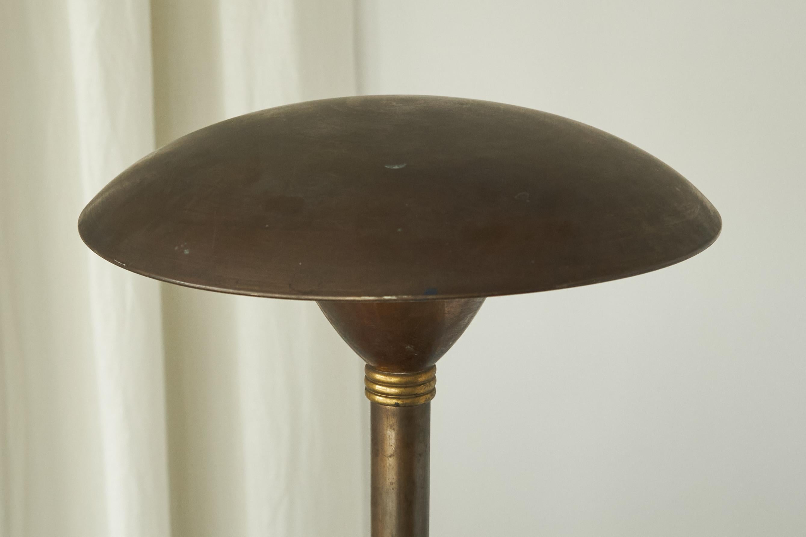 XX secolo Grande lampada da tavolo Art Déco in ottone patinato, Italia, anni '30