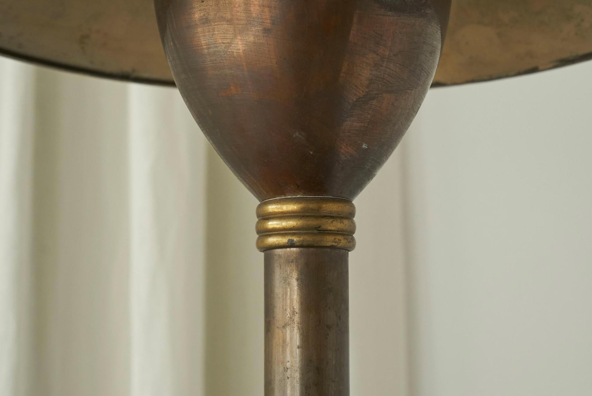20ième siècle Large Art Deco Table Lamp in Patinated Brass, Italy, 1930s en vente