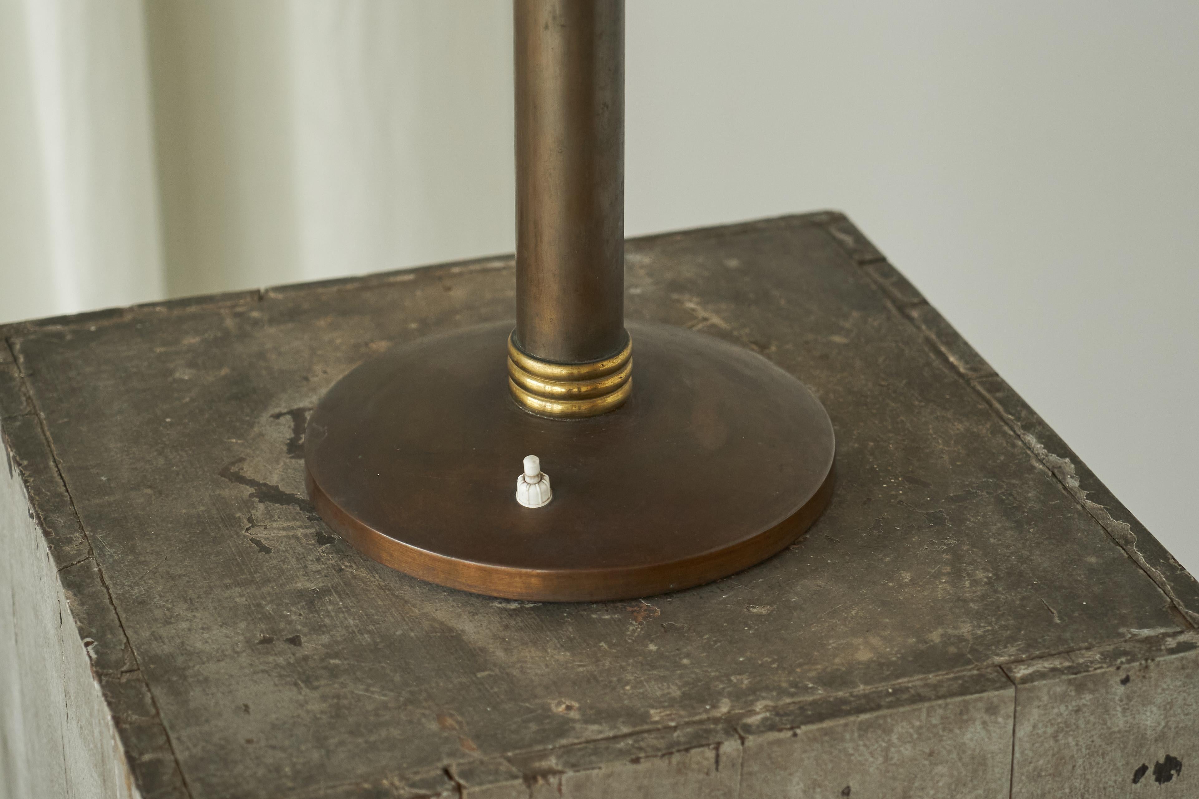 Ottone Grande lampada da tavolo Art Déco in ottone patinato, Italia, anni '30