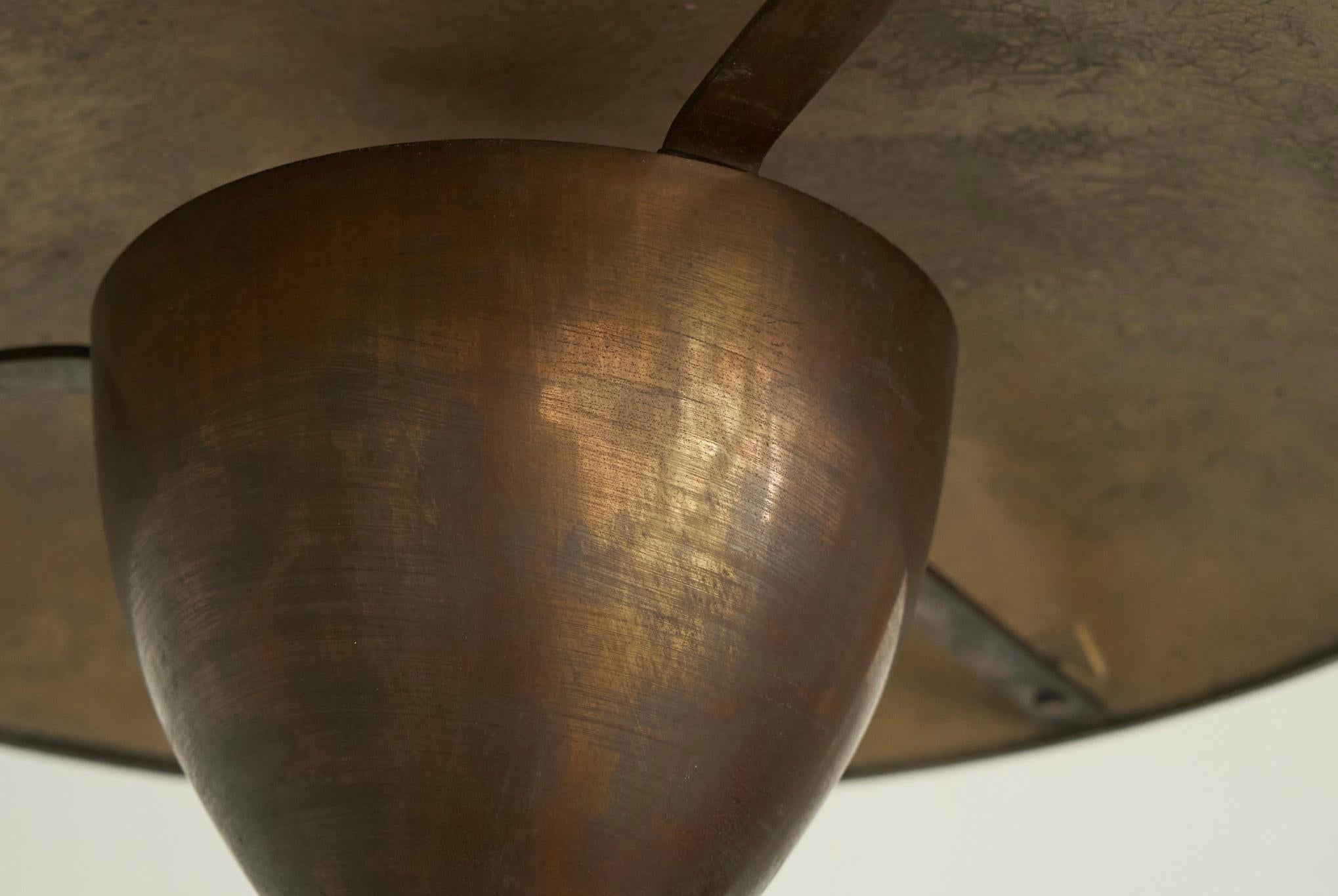 Laiton Large Art Deco Table Lamp in Patinated Brass, Italy, 1930s en vente
