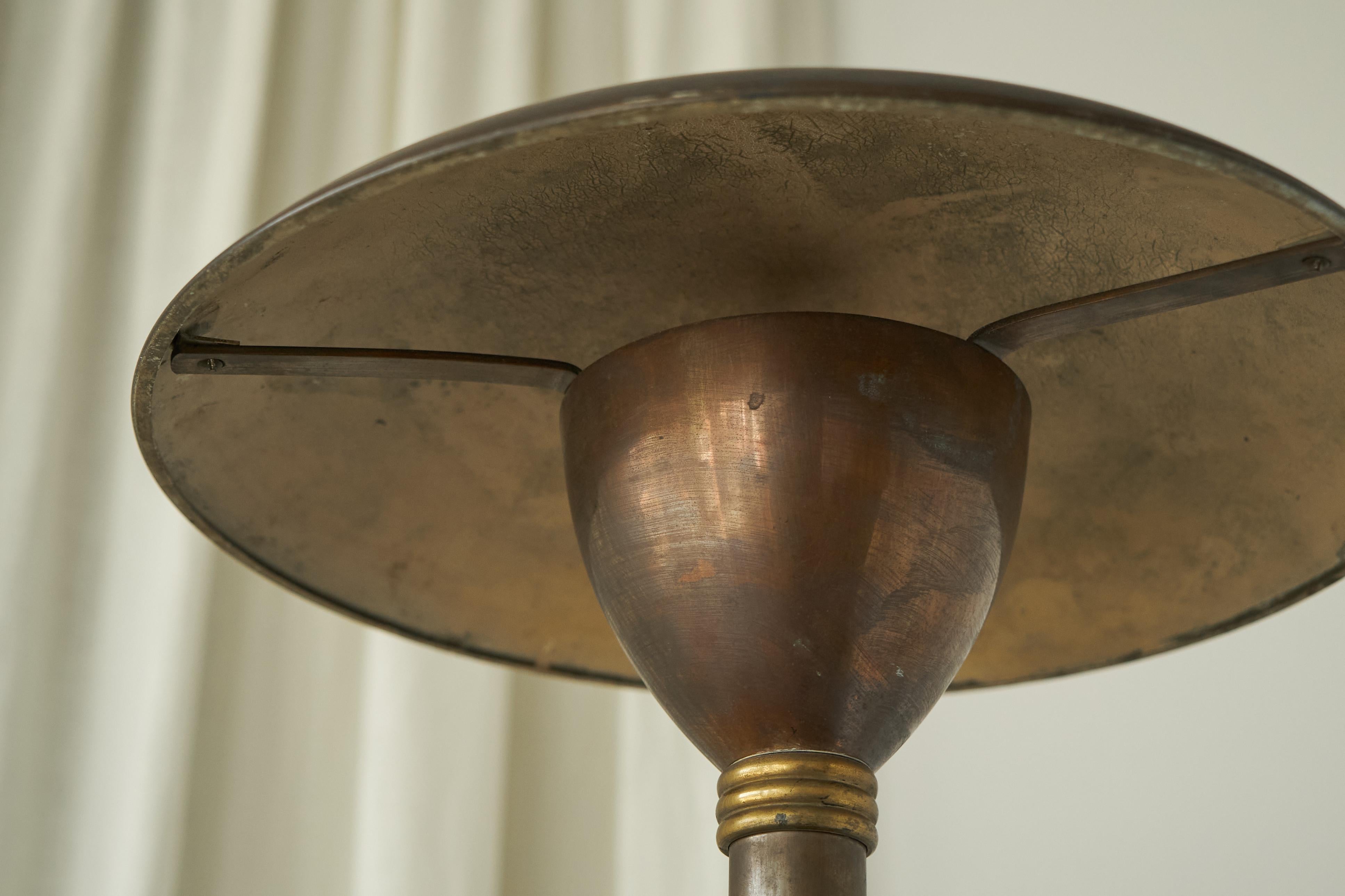 Grande lampada da tavolo Art Déco in ottone patinato, Italia, anni '30 1