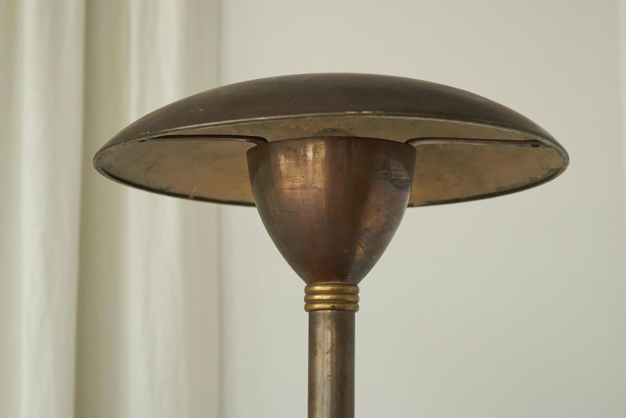 Large Art Deco Table Lamp in Patinated Brass, Italy, 1930s en vente 1
