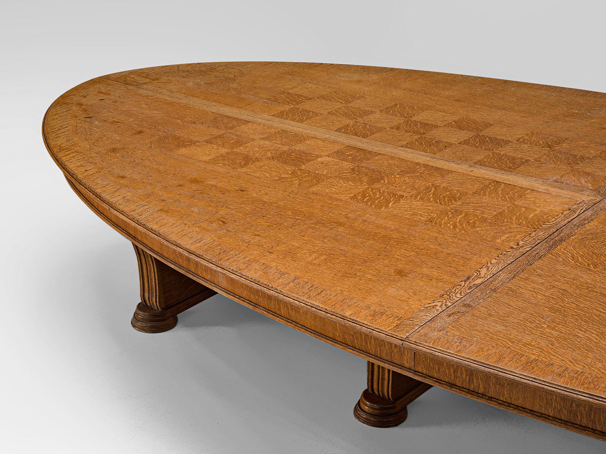 Großer Art-Déco-Tisch mit eingelegter Platte aus Eiche (Eichenholz) im Angebot