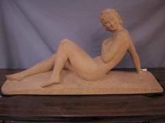 Grande sculpture Art Déco en terre cuite d'un nu, France, 1920