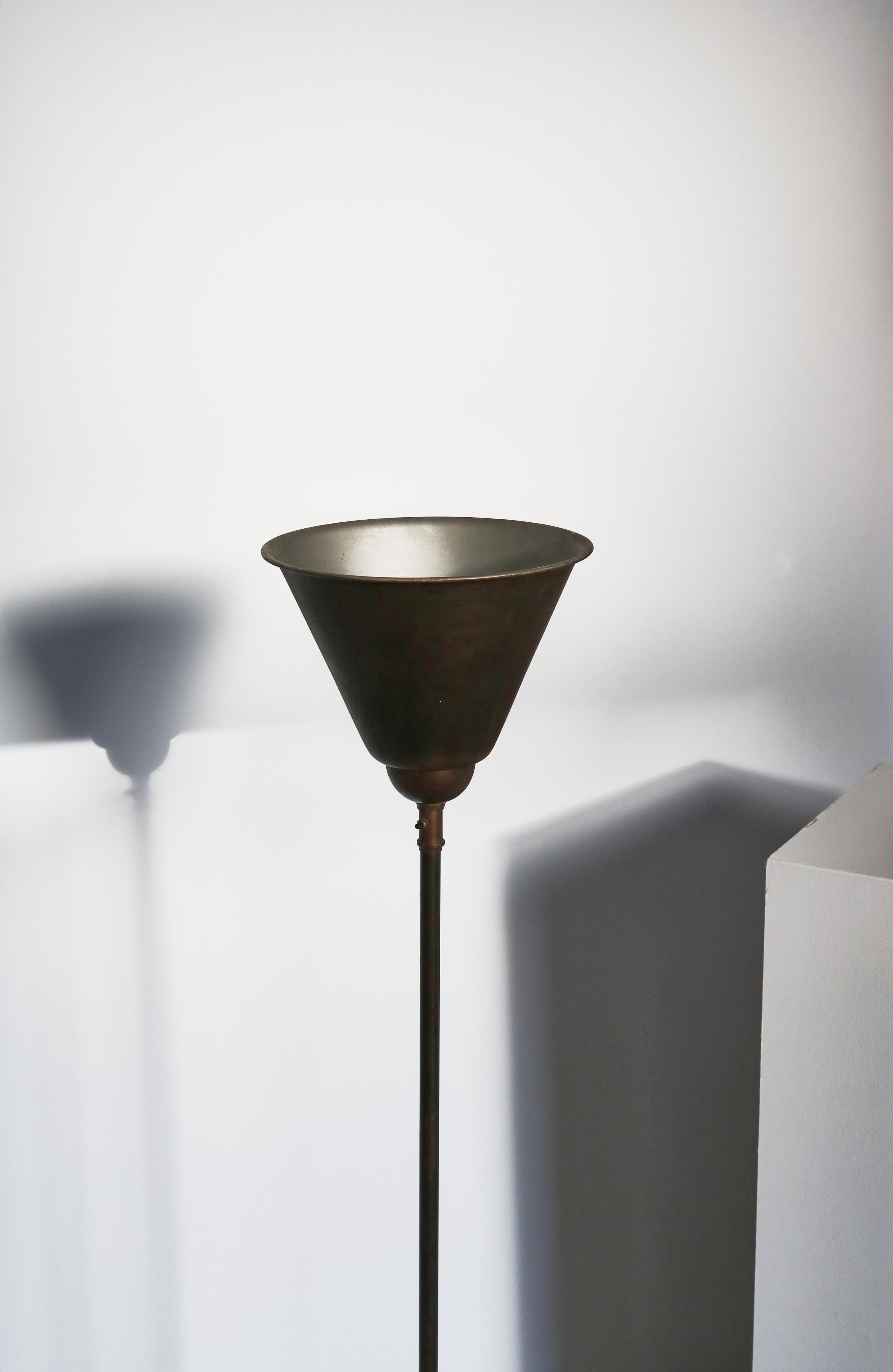 Magnifique lampadaire uplight fabriqué dans les années 1930 par Fog & Mørup, Copenhague. Fabriqué en bronze et en métal avec une patine étonnante. Toutes les pièces d'origine. Interrupteur marche/arrêt sur la tige.
