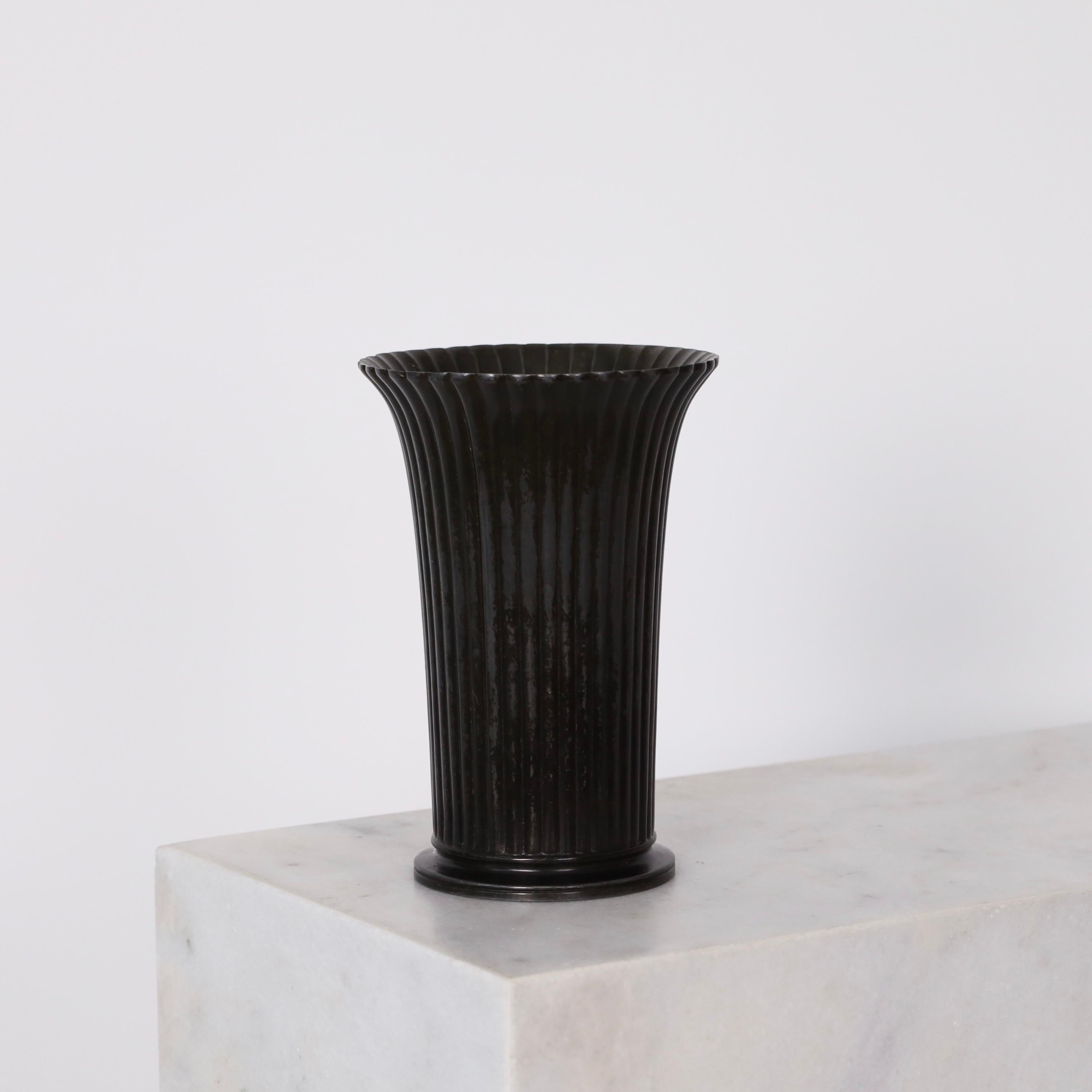 Vaso sostanzioso a linee verticali disegnato da Just Andersen nel 1942. Un'opera che cattura l'attenzione per un luogo squisito.

* Un vaso rotondo in metallo con linee verticali
* Designer: Just Andersen
* Model No: D2318
* Anno: 1942
* Condit: