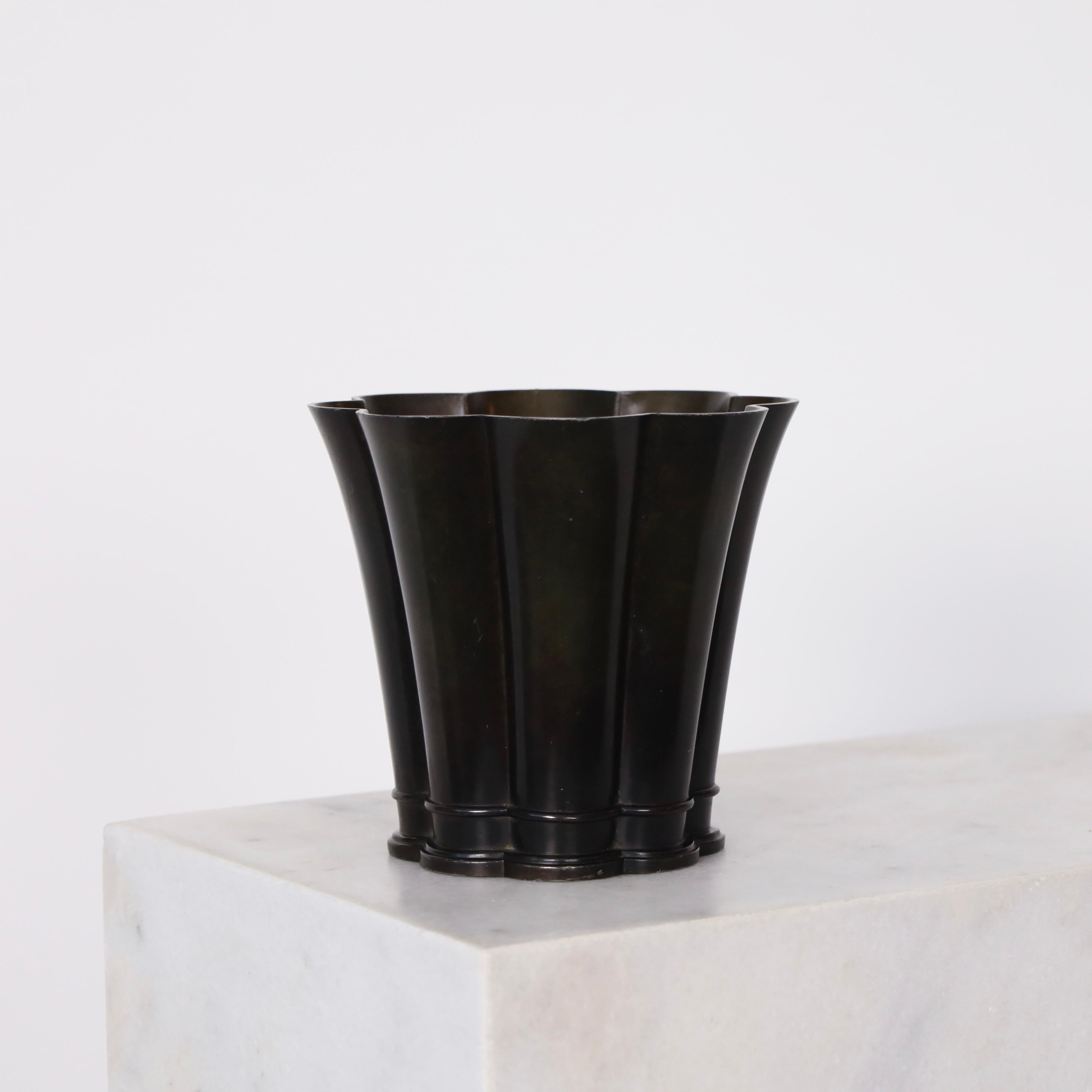 Grand vase Disco Metal fabriqué par Just Andersen dans les années 1940. Une pièce qui attire l'attention et qui est en excellent état.

• Vase rond en métal avec des lignes verticales
• Designer : Just Andersen
• Modèle : D1873
• Année : 1940s
•