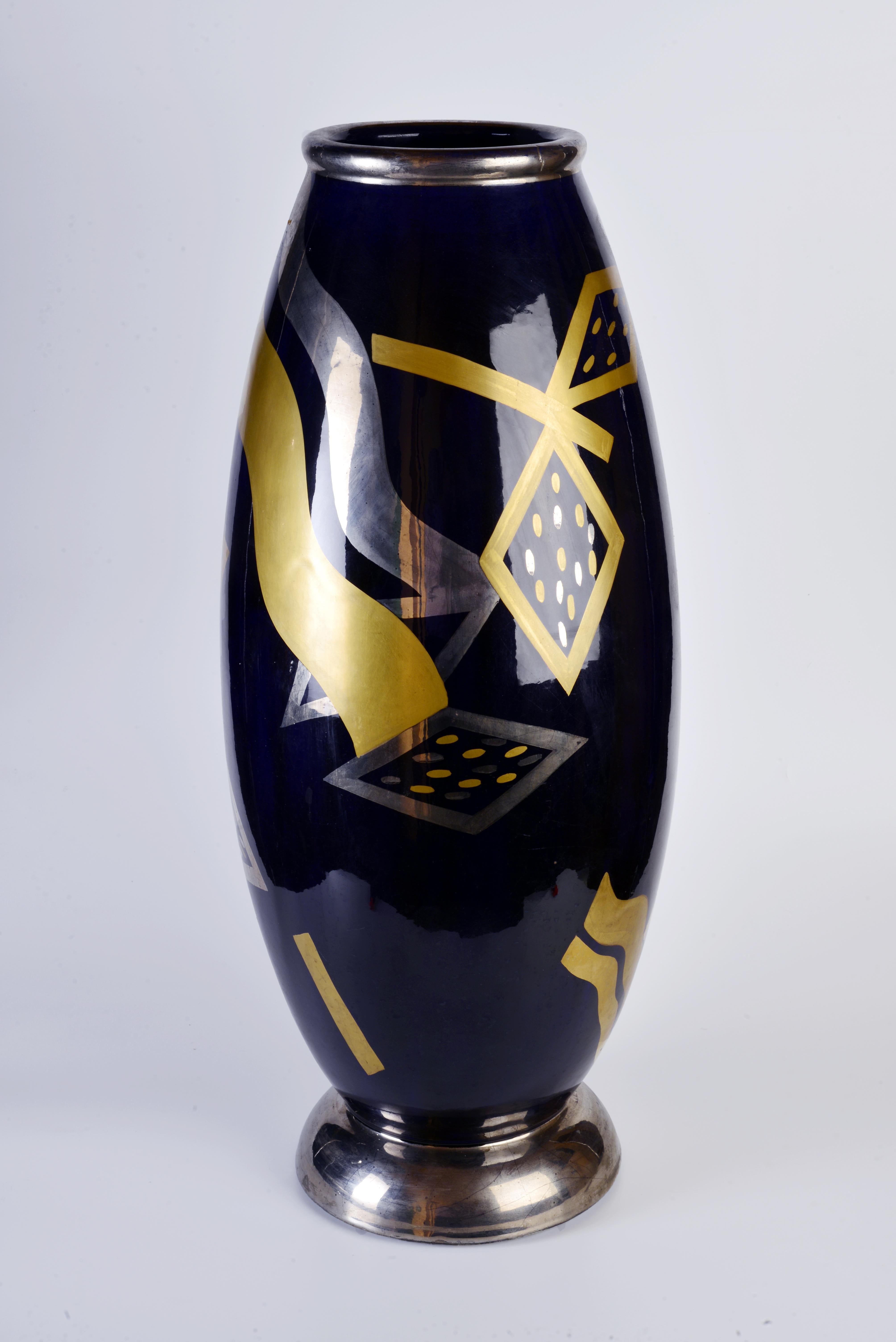 Grand vase en faïence de forme ovoïde des années 1930, de la manufacture française Sainte Radegonde. Décor géométrique en or et platine et 
