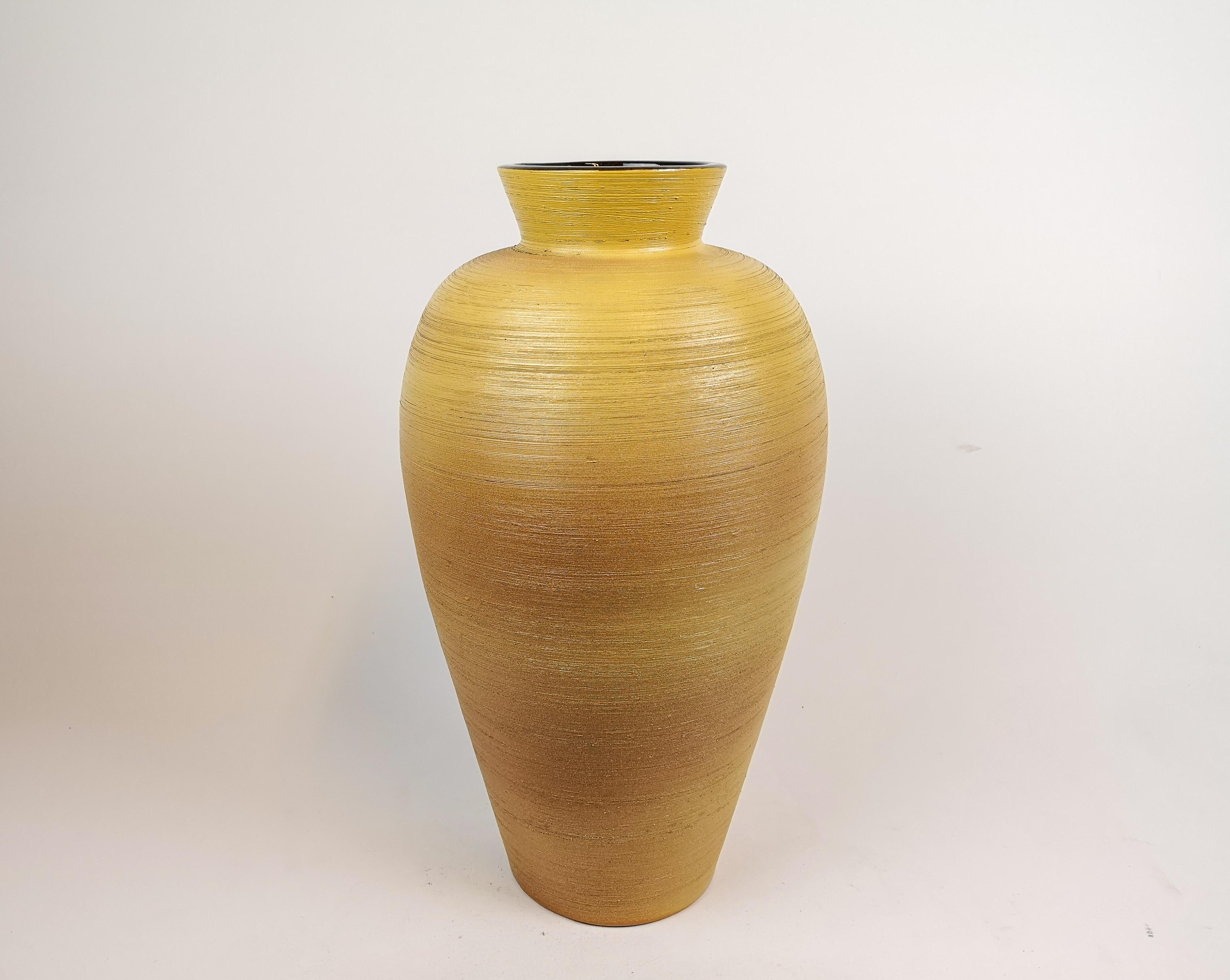 This large floor vase was made in Sweden in the 1940s at Ekeby and designed by famous Anna - Lisa Thomson. 
It’s made with grace, that makes the curves and the special glaze to work together. 

Very good condition. 

Measures H 47 cm D 23 cm
 
