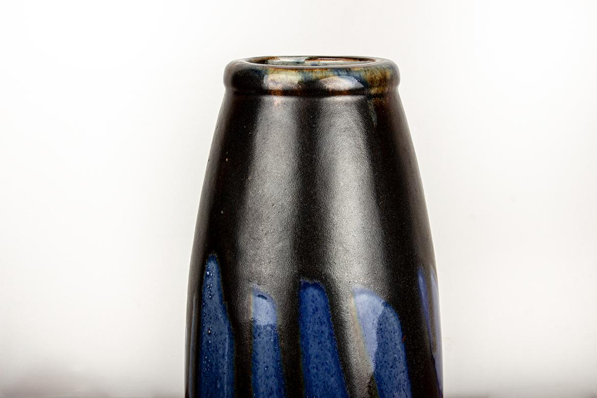 Superbo vaso Art Decor di grandi dimensioni e altamente decorativo.
Léon Pointu (1879-1942) è stato un ceramista francese attivo all'inizio del XX secolo, noto per i suoi pezzi in gres e terracotta in stile Art Nouveau. An He ha lavorato per molti