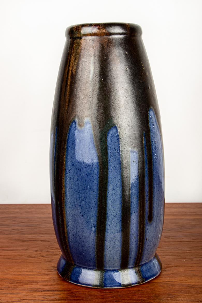 Francese Grande vaso Art Déco in ceramica smaltata blu di Léon Pointu, Grès de Puisaye, 1920 in vendita