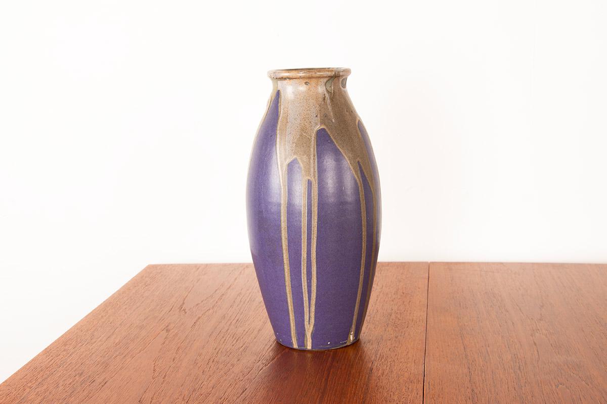 Hervorragende große, hochdekorative Art-Déco-Vase in Blau und Schwarz.
Léon Pointu (1879-1942) war ein französischer Keramiker, der zu Beginn des 20. Jahrhunderts tätig war und für seine Steinzeug- und Steingutarbeiten im Jugendstil bekannt ist. Er