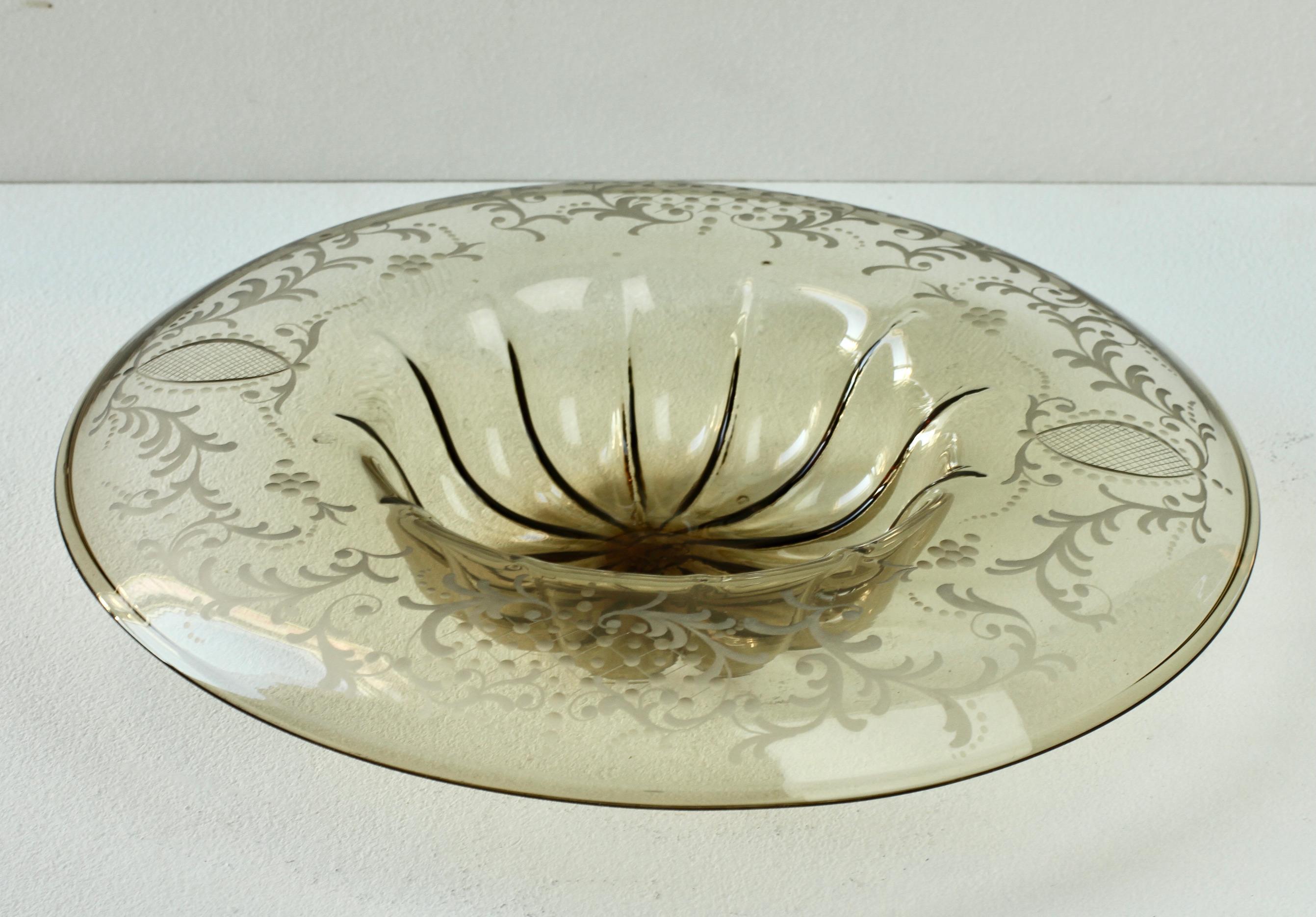 Allemand Grand bol ou plat Art Déco en verre de Murano gravé et gravé de topazes vénitiennes, années 1930 en vente