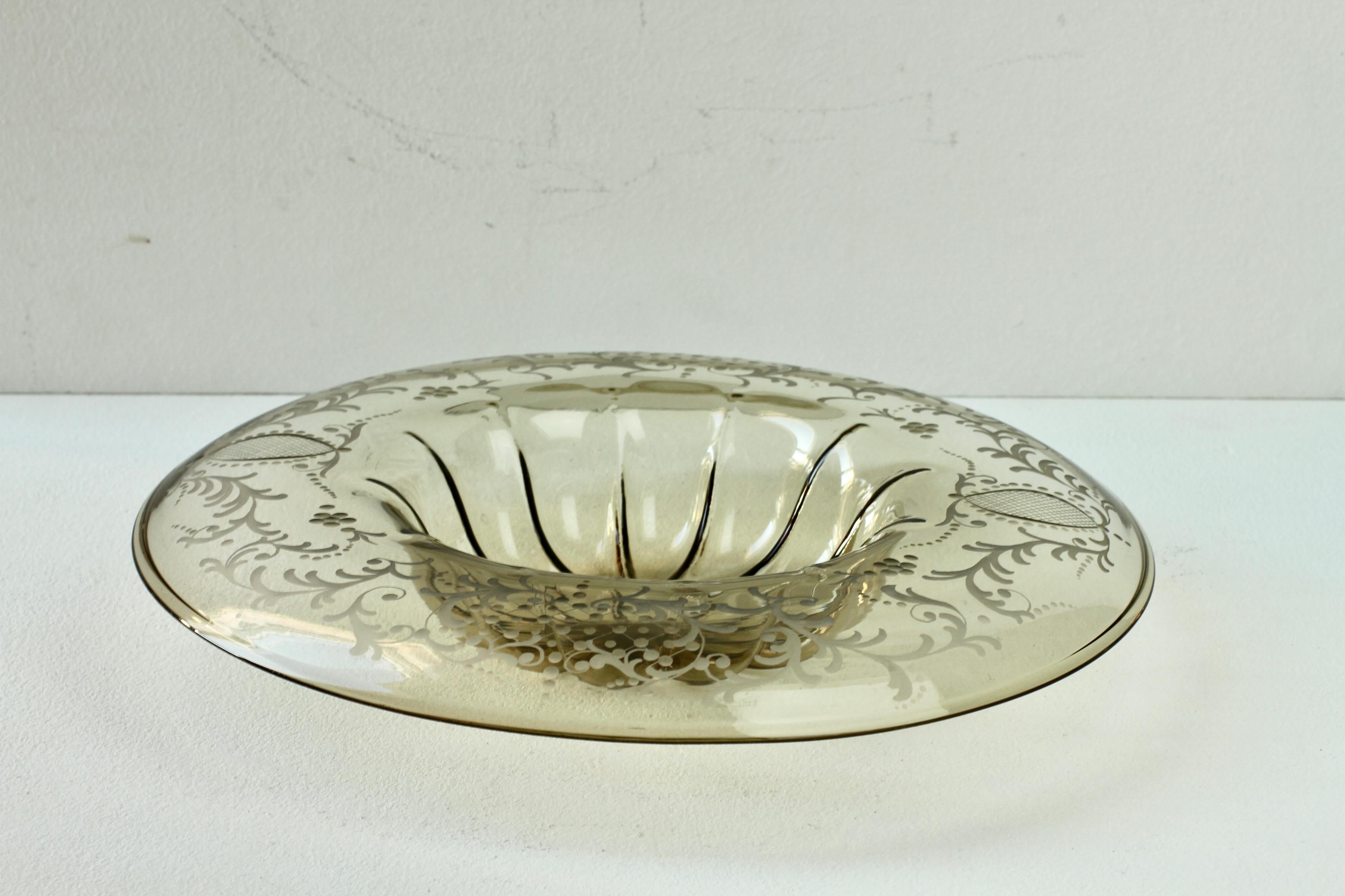 Gravé Grand bol ou plat Art Déco en verre de Murano gravé et gravé de topazes vénitiennes, années 1930 en vente