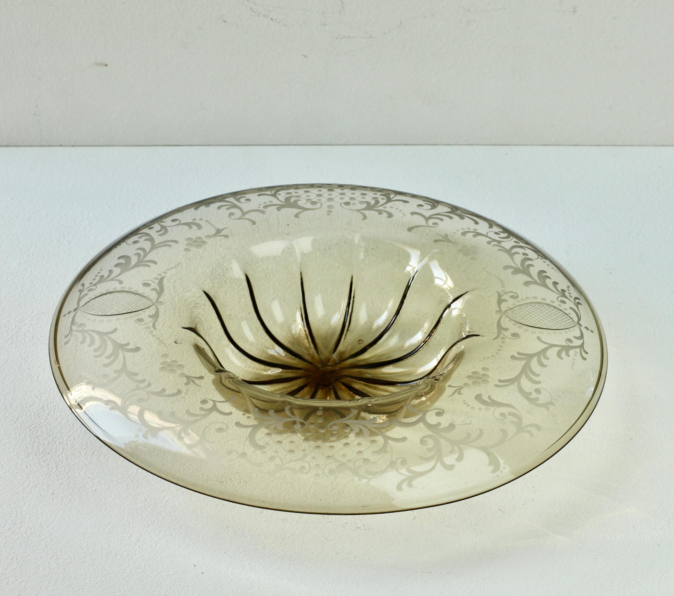 Grand bol ou plat Art Déco en verre de Murano gravé et gravé de topazes vénitiennes, années 1930 en vente 1