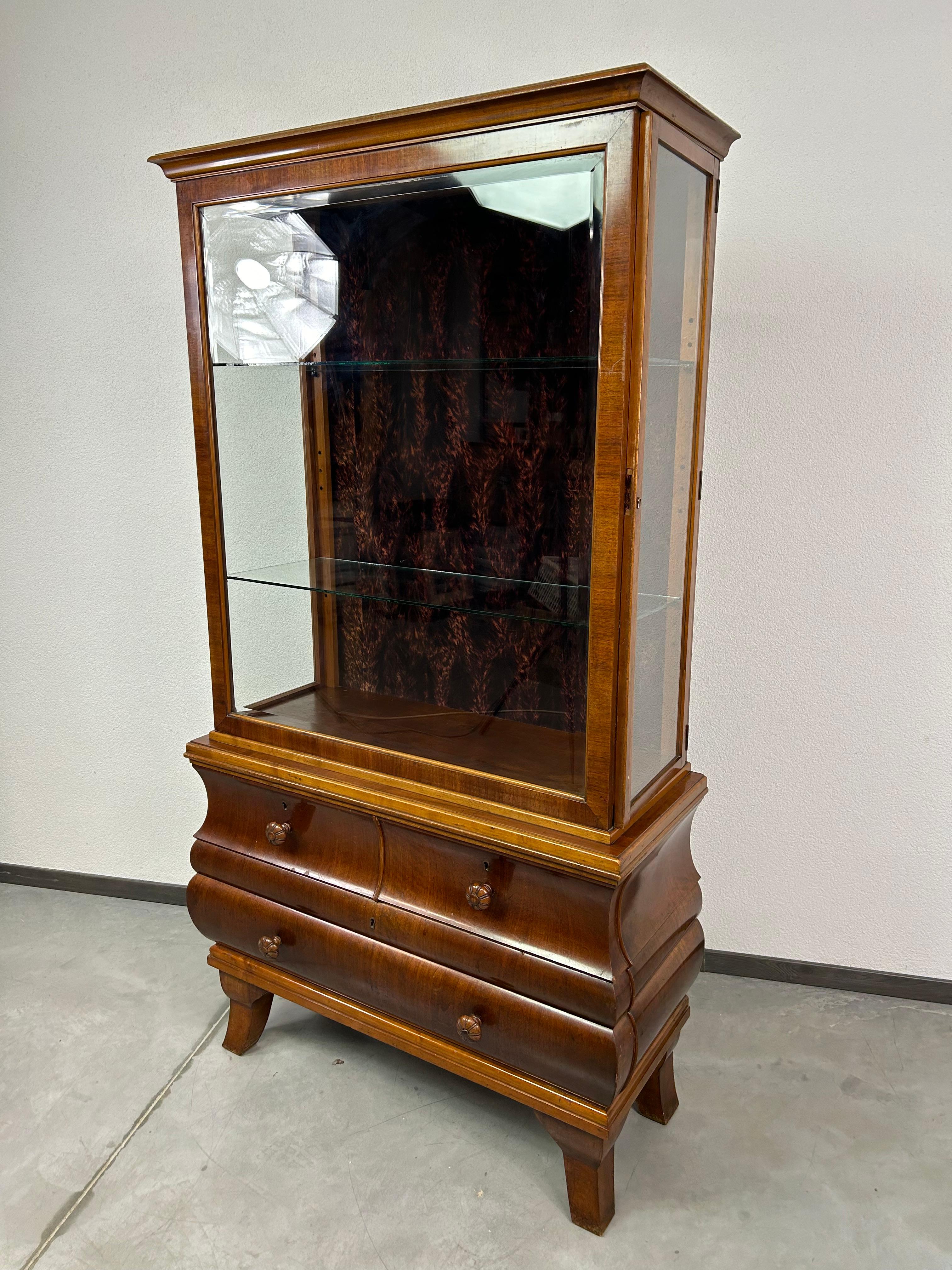 Large art deco vitrine by Lingel in very nice original condition.

The first Hungarian wooden furniture factory was founded in 1864 by Karóly Lingel under the name Lingel Karóly and Sons. Initially they produced wooden goods, mouldings and frames