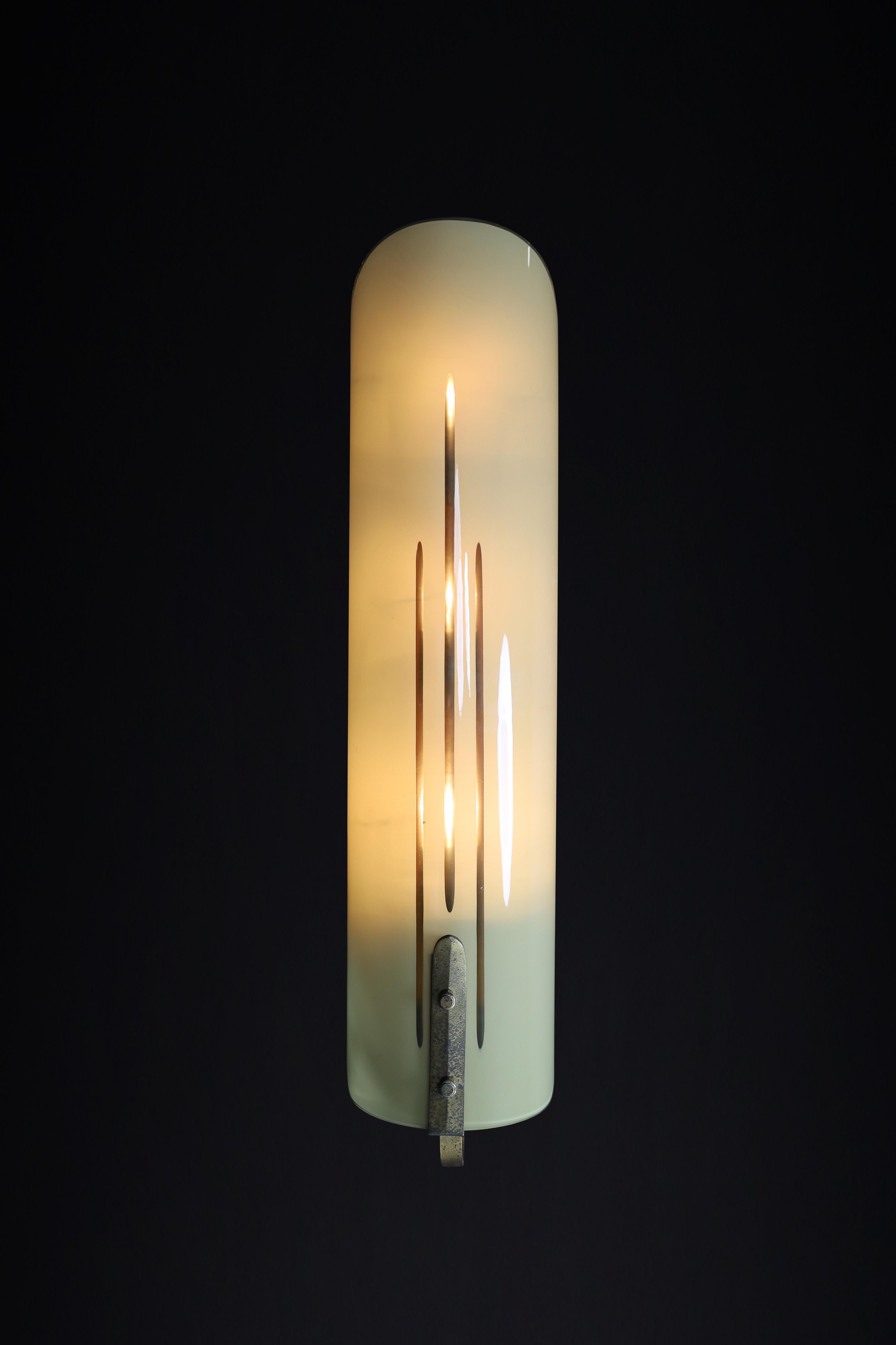 Grandi lampade da parete Art Déco, ottone patinato e vetro opalino, Germania anni '30. in vendita 4