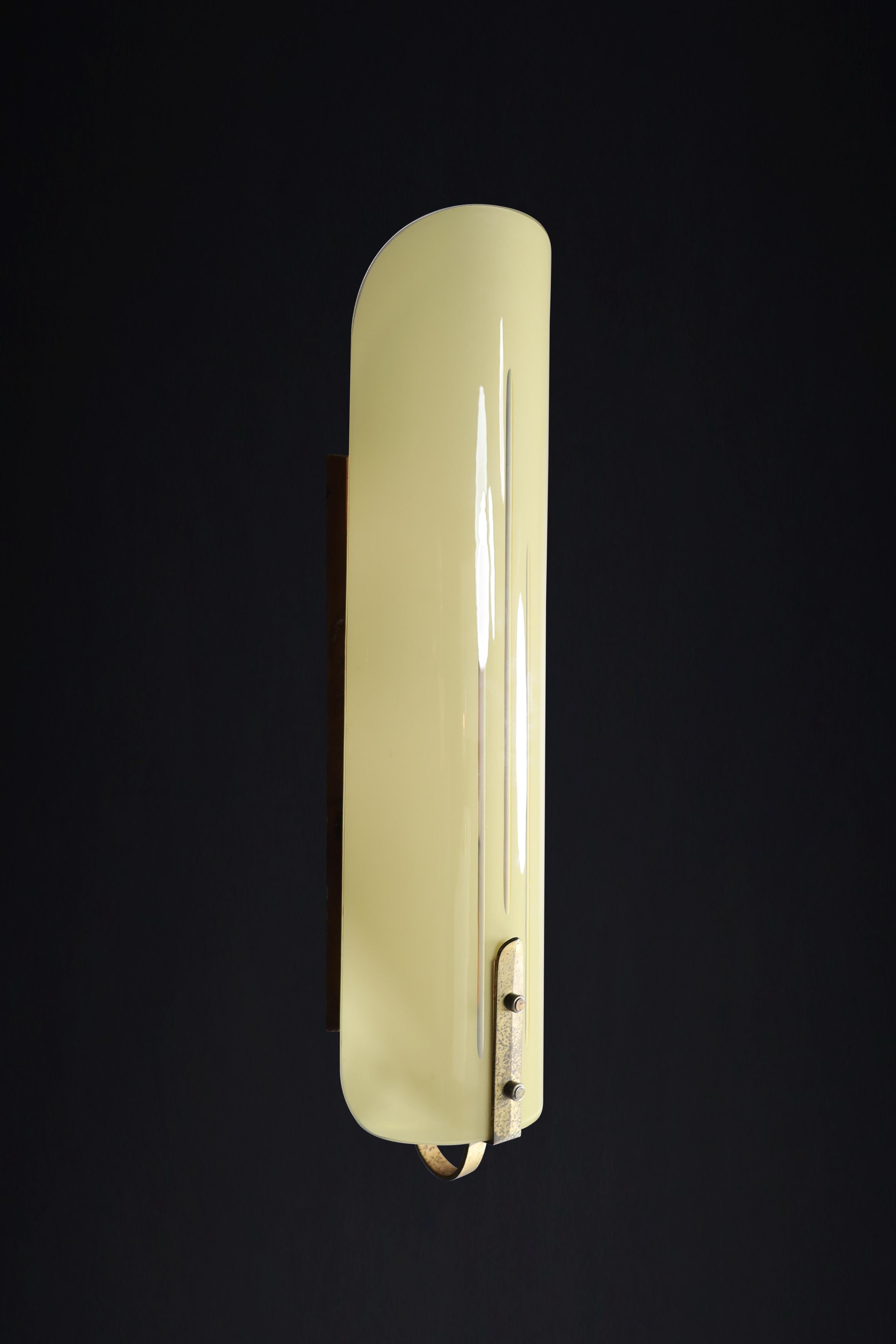 Grandi lampade da parete Art Déco, ottone patinato e vetro opalino, Germania anni '30. in vendita 5