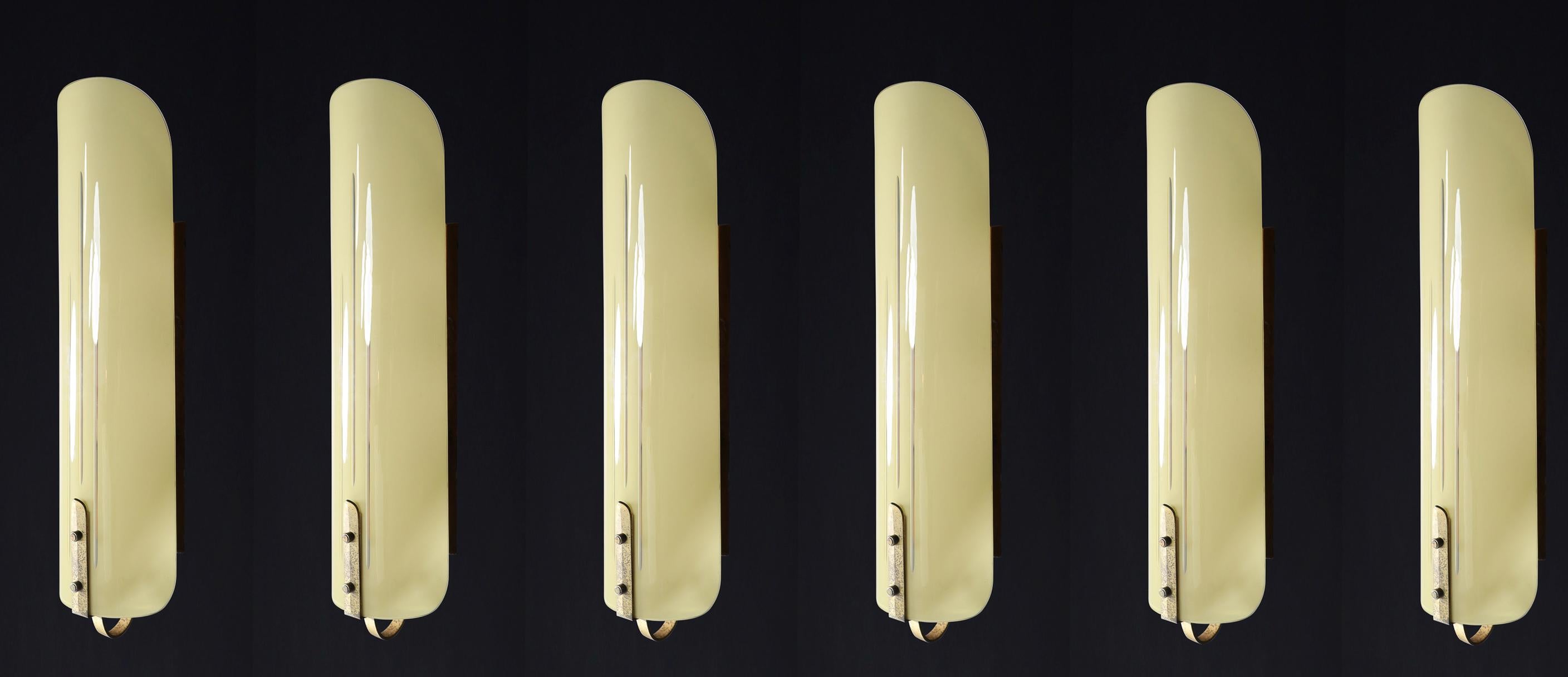 Grandi lampade da parete Art Déco, ottone patinato e vetro opalino, Germania anni '30. in vendita 6