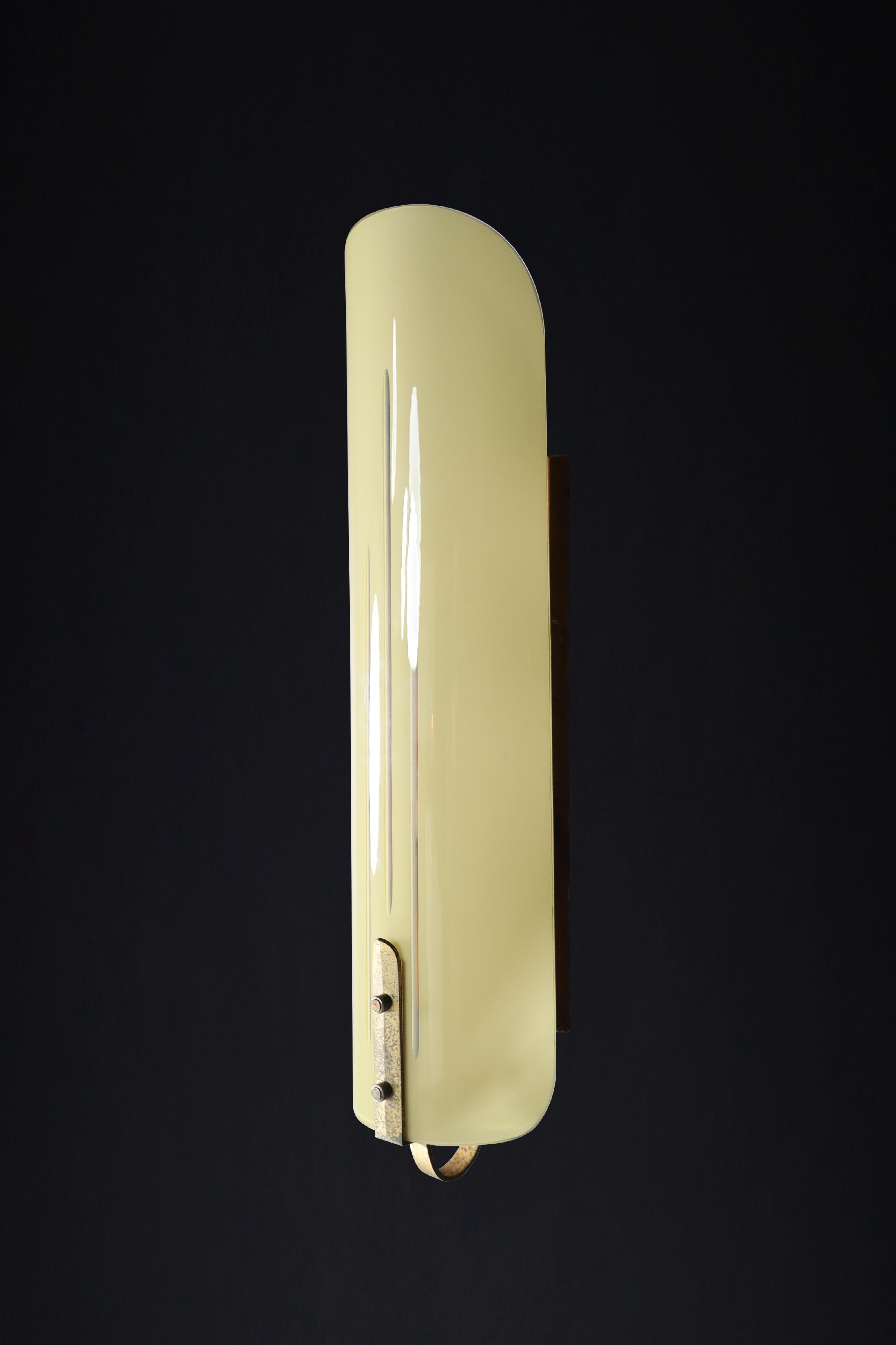 Grandi lampade da parete Art Déco, ottone patinato e vetro opalino, Germania anni '30. 

Queste affascinanti applique Art Déco di grandi dimensioni, con la loro miscela unica di ottone patinato e vetro opalino, sono una testimonianza dello squisito