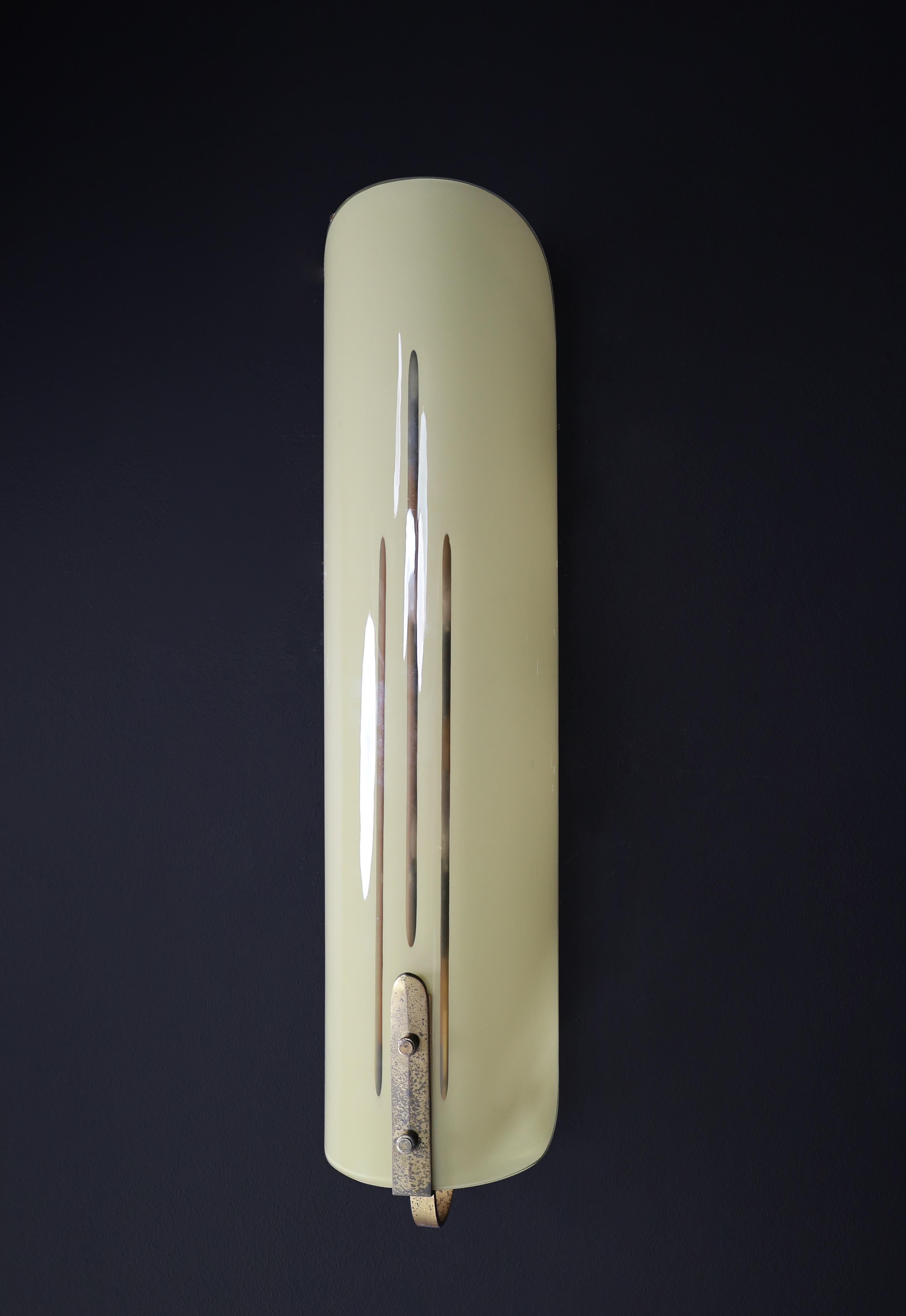 Ottone Grandi lampade da parete Art Déco, ottone patinato e vetro opalino, Germania anni '30. in vendita