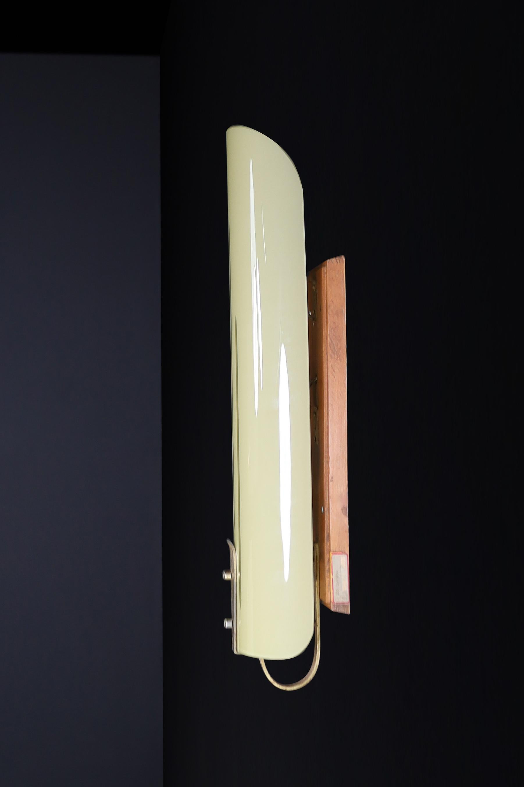Grandi lampade da parete Art Déco, ottone patinato e vetro opalino, Germania anni '30. in vendita 1