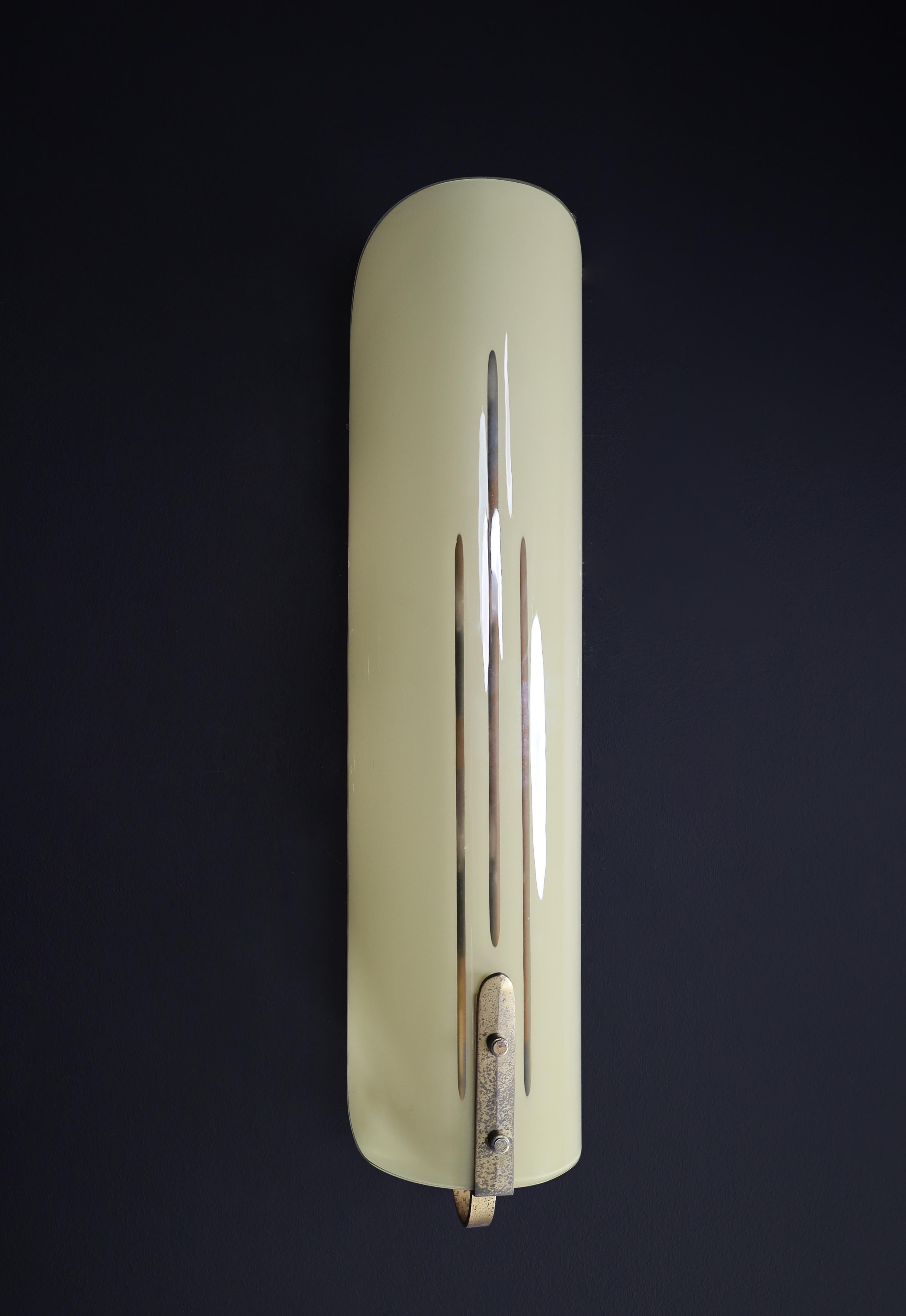 Grandi lampade da parete Art Déco, ottone patinato e vetro opalino, Germania anni '30. in vendita 3