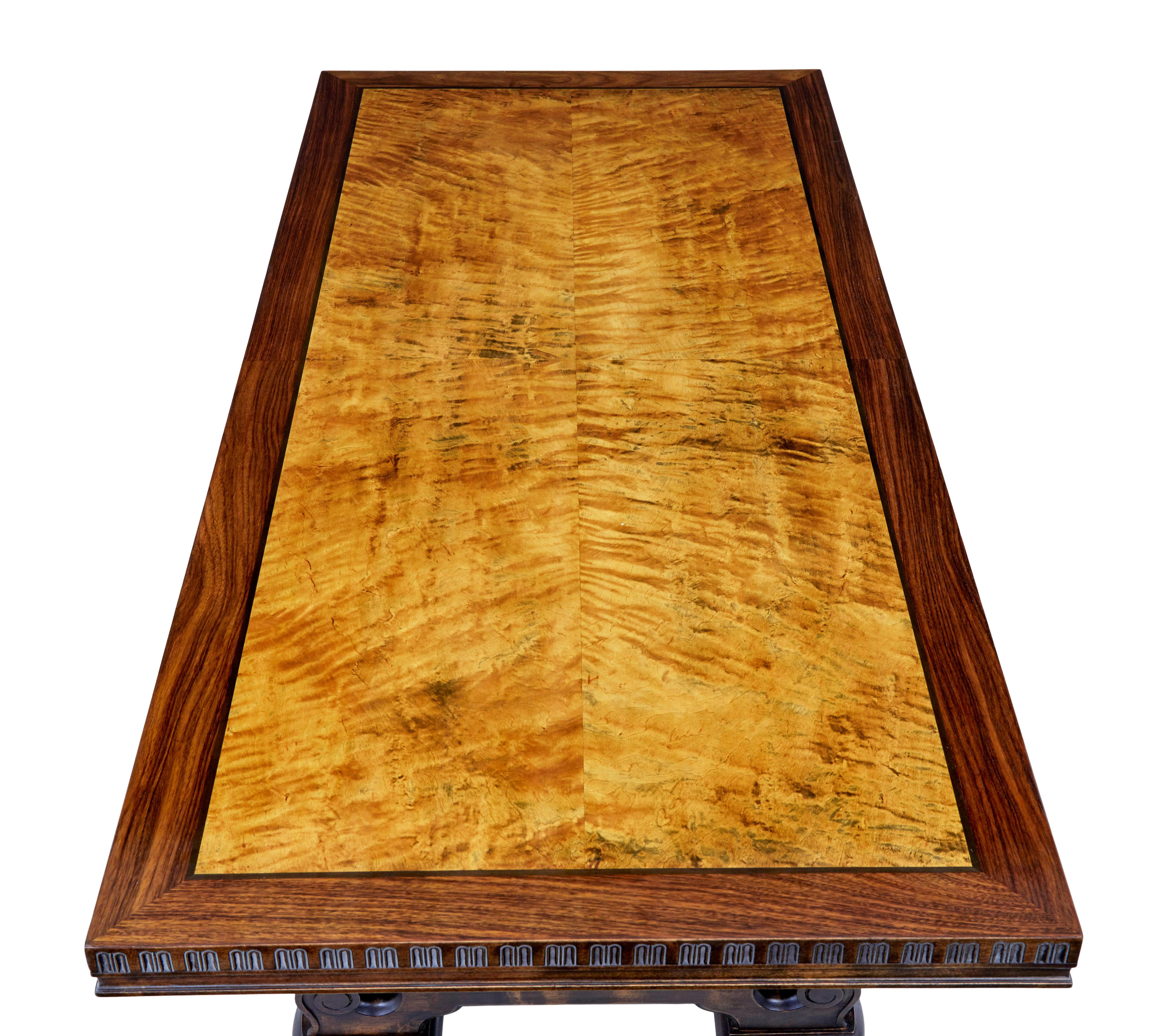 Grande table basse art déco en noyer et bouleau vers 1930.

Nous vous proposons ici une table de salon / café d'époque art déco suédoise de grandes proportions.

Plateau rectangulaire avec un centre principal en bouleau plaqué sur quartier, des
