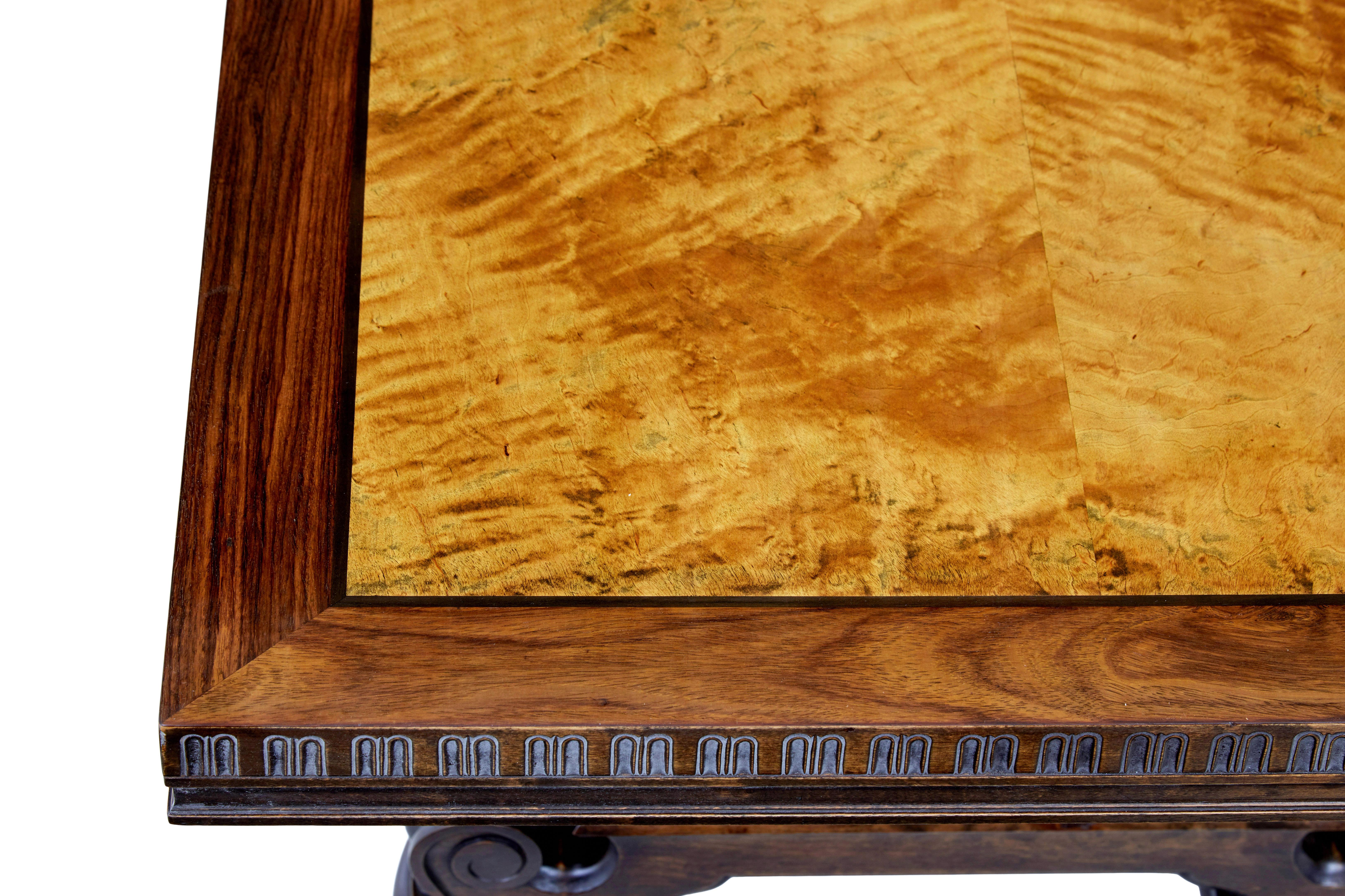 Suédois Grande table basse art déco en noyer et bouleau en vente