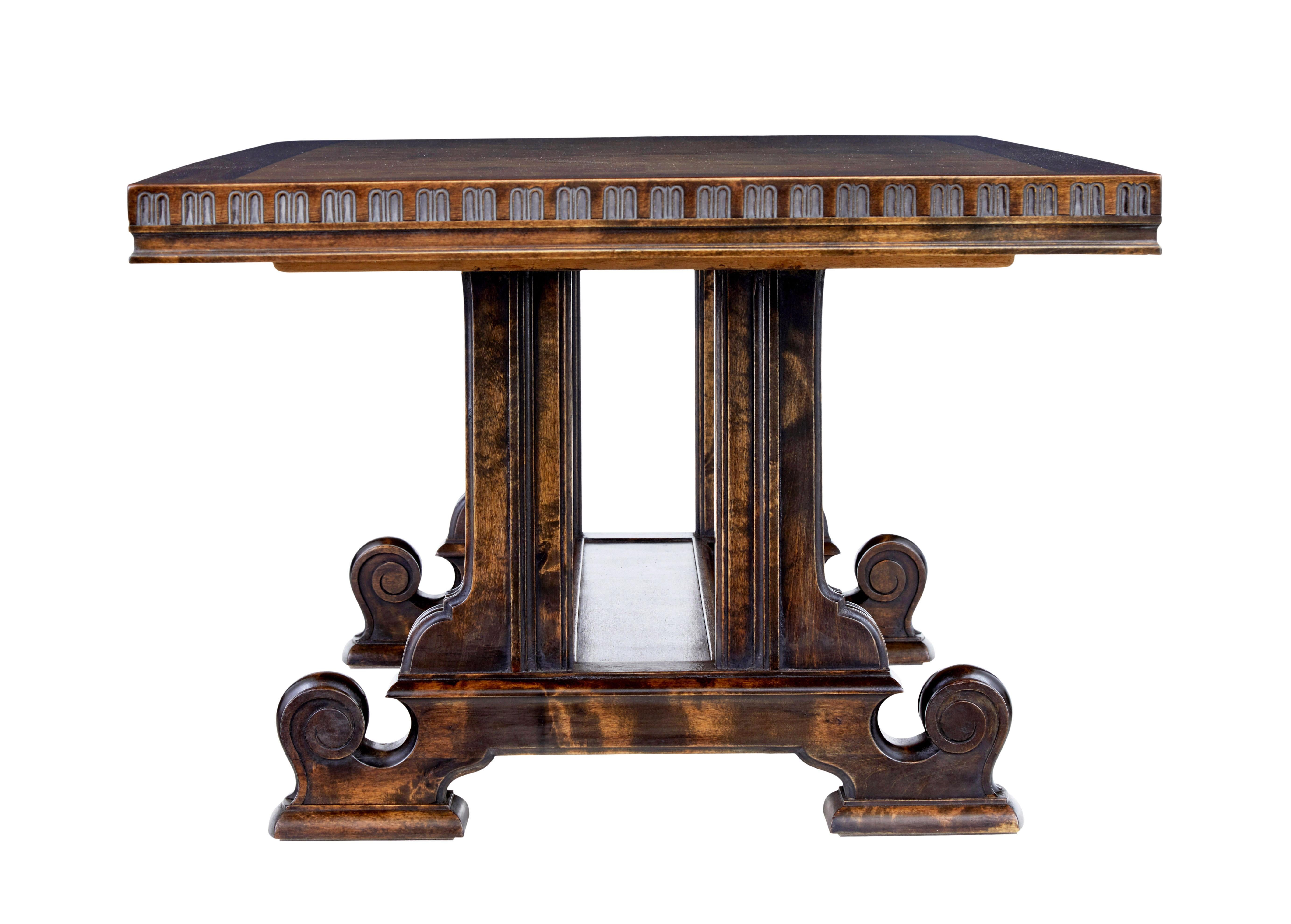 20ième siècle Grande table basse art déco en noyer et bouleau en vente
