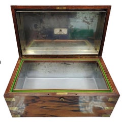 Großer Humidor aus Nussbaumholz im Art-Déco-Stil mit verzinkter Metallauskleidung und luftdichtem Verschluss