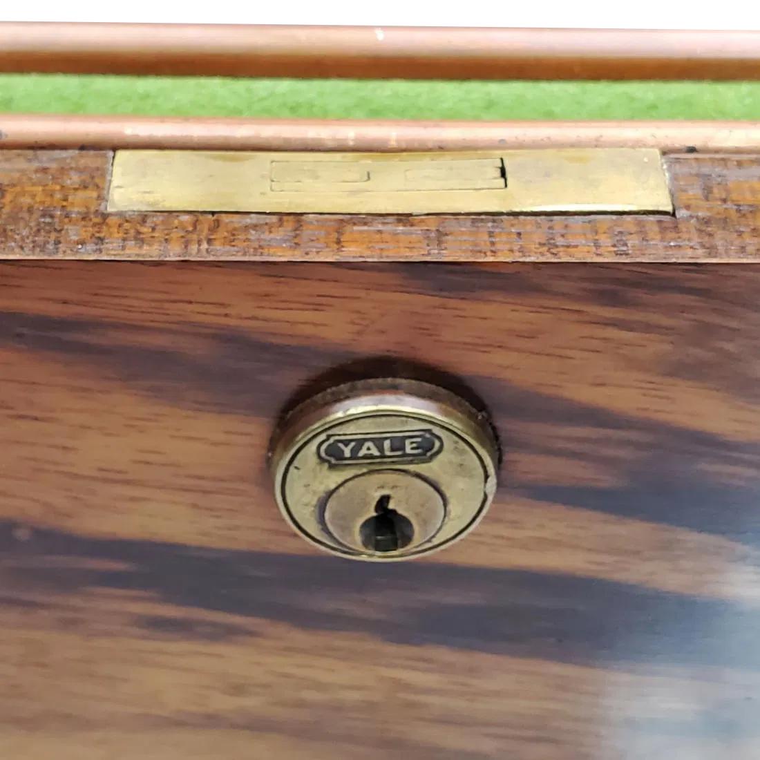 Großer Humidor aus Nussbaumholz im Art-Déco-Stil mit verzinkter Metallauskleidung und luftdichtem Verschluss (Englisch) im Angebot