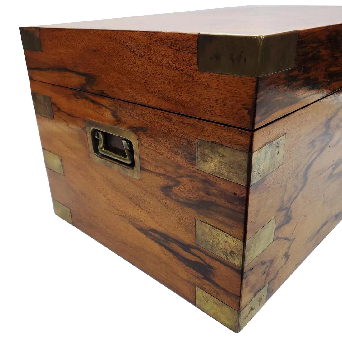 Großer Humidor aus Nussbaumholz im Art-Déco-Stil mit verzinkter Metallauskleidung und luftdichtem Verschluss (20. Jahrhundert) im Angebot
