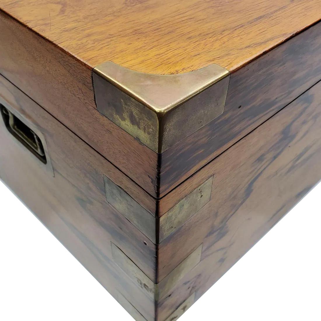 Großer Humidor aus Nussbaumholz im Art-Déco-Stil mit verzinkter Metallauskleidung und luftdichtem Verschluss im Angebot 1