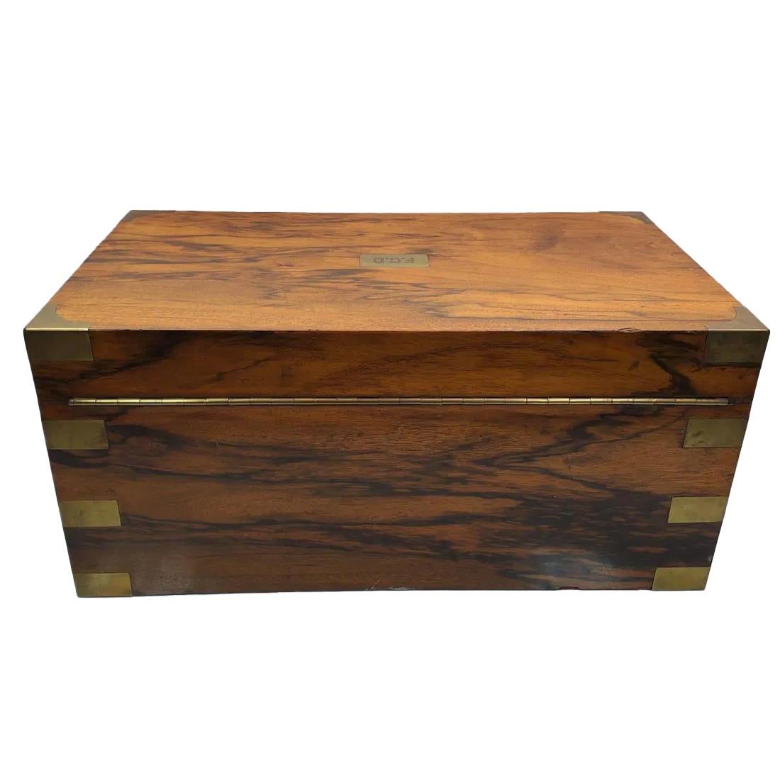Großer Humidor aus Nussbaumholz im Art-Déco-Stil mit verzinkter Metallauskleidung und luftdichtem Verschluss im Angebot 2
