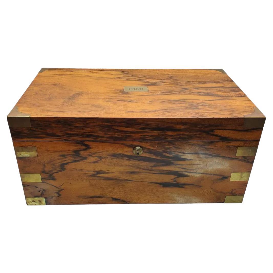 Großer Humidor aus Nussbaumholz im Art-Déco-Stil mit verzinkter Metallauskleidung und luftdichtem Verschluss im Angebot