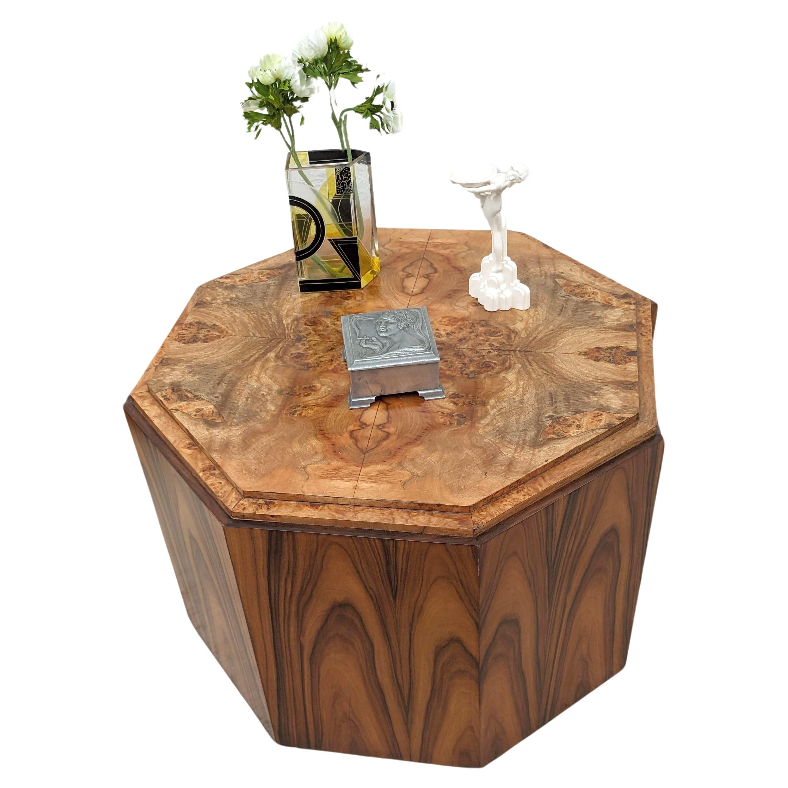 Dieser sechseckige Tisch im Art-Déco-Stil der 1930er Jahre ist äußerst stilvoll und von unbestreitbarer Qualität. Auf den ersten Blick beeindrucken die Furniere. Die Platte hat ein kompliziertes Muster aus Nussbaum-Buchblattfurnieren mit massiven