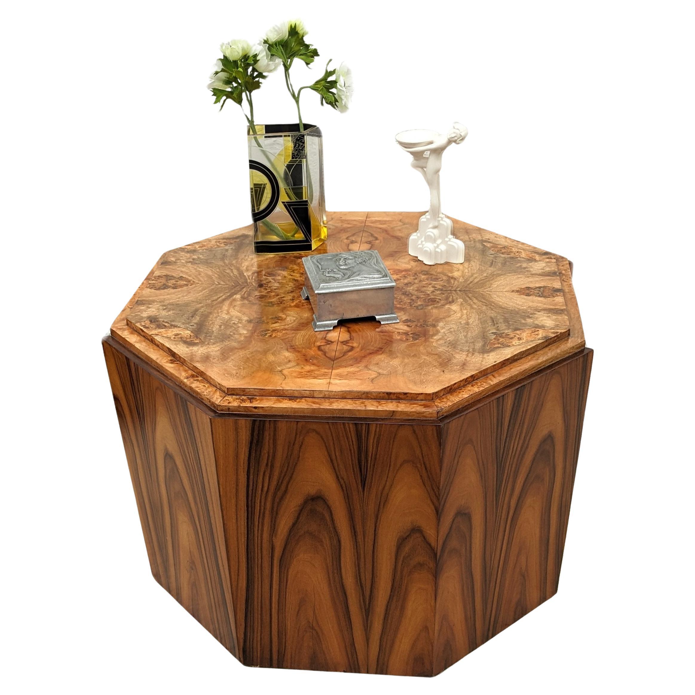 Großer zweistöckiger Art-Déco-Tisch aus Nussbaumholz, um 1930 im Angebot