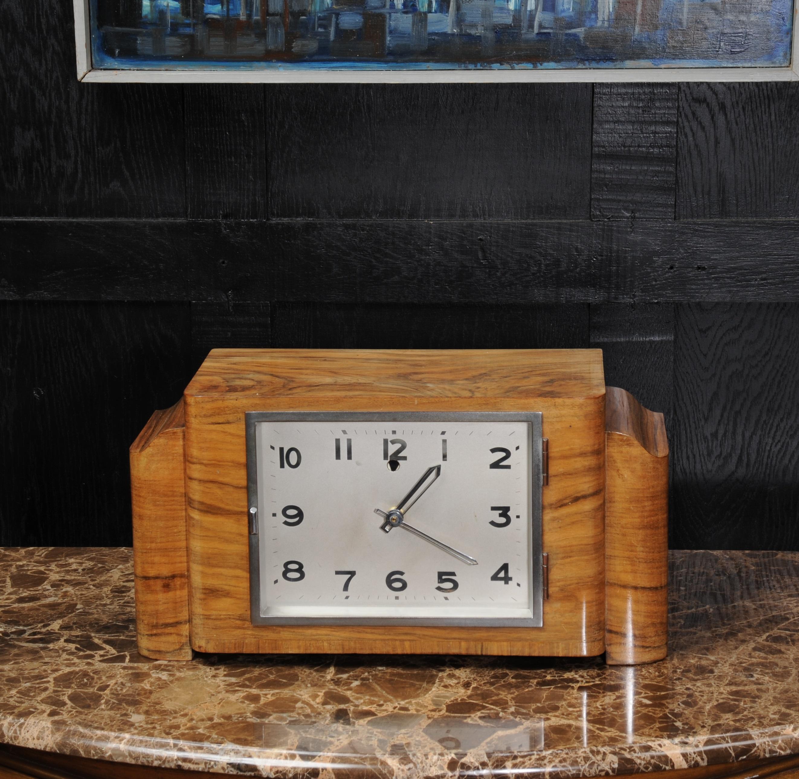 Große große Art-Déco-Uhr aus Nussbaumholz mit Furnier (20. Jahrhundert) im Angebot