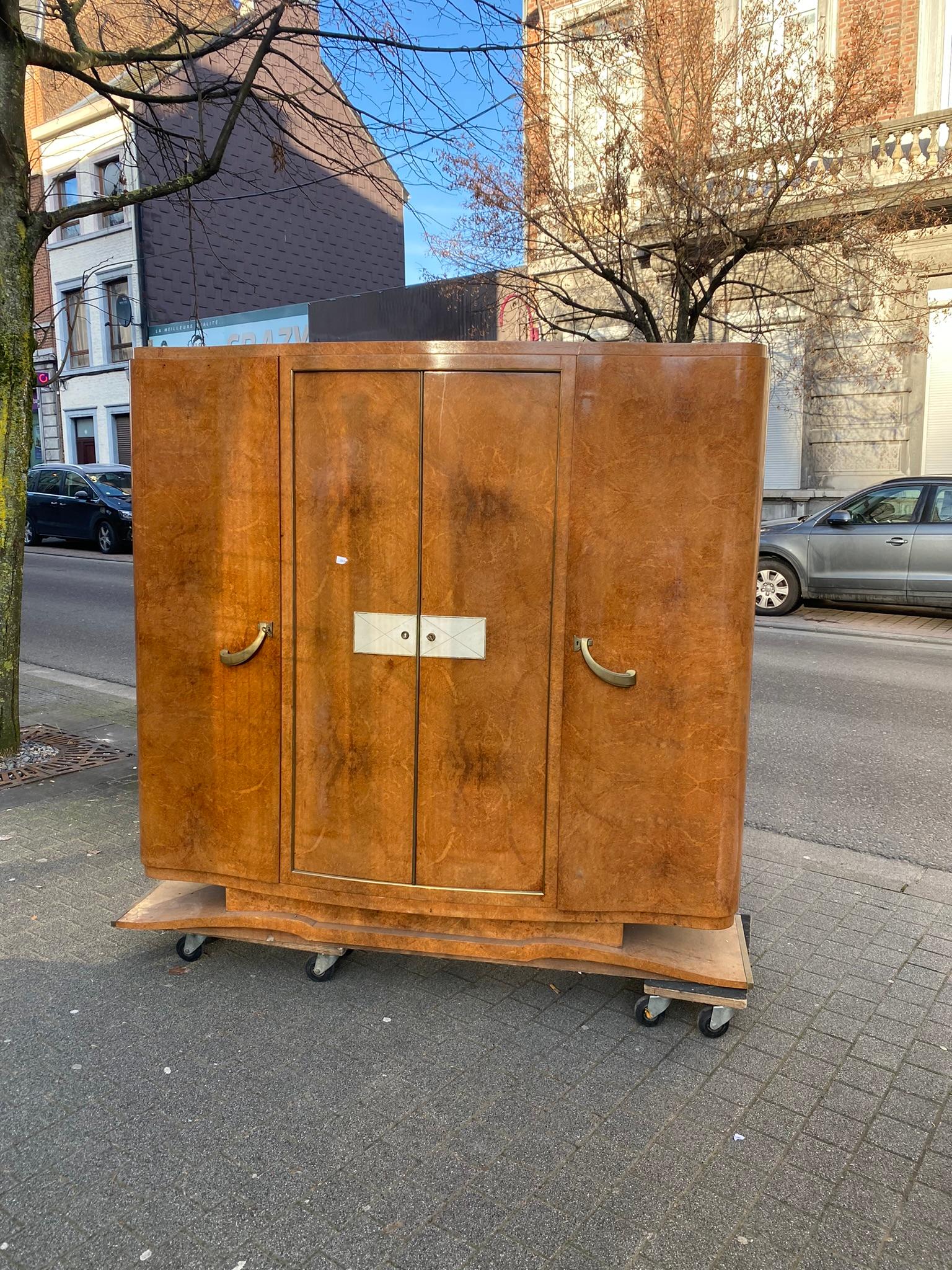 Large Art Deco Wardrobe in Amboyna Burl and Parchment circa 1930 In Good Condition For Sale In Saint-Ouen, FR